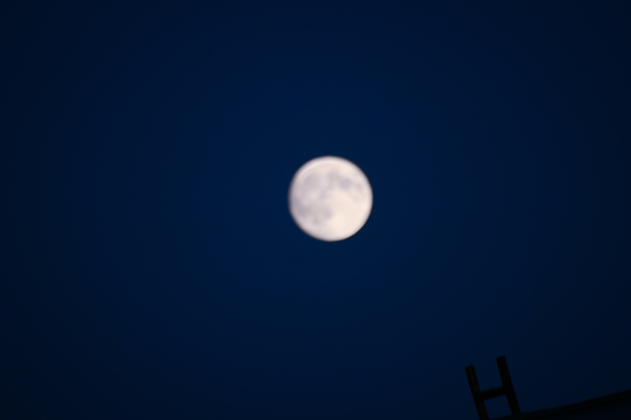 Sigma 70-300mm F4-5.6 APO DG Macro sample photo. Luna. photography
