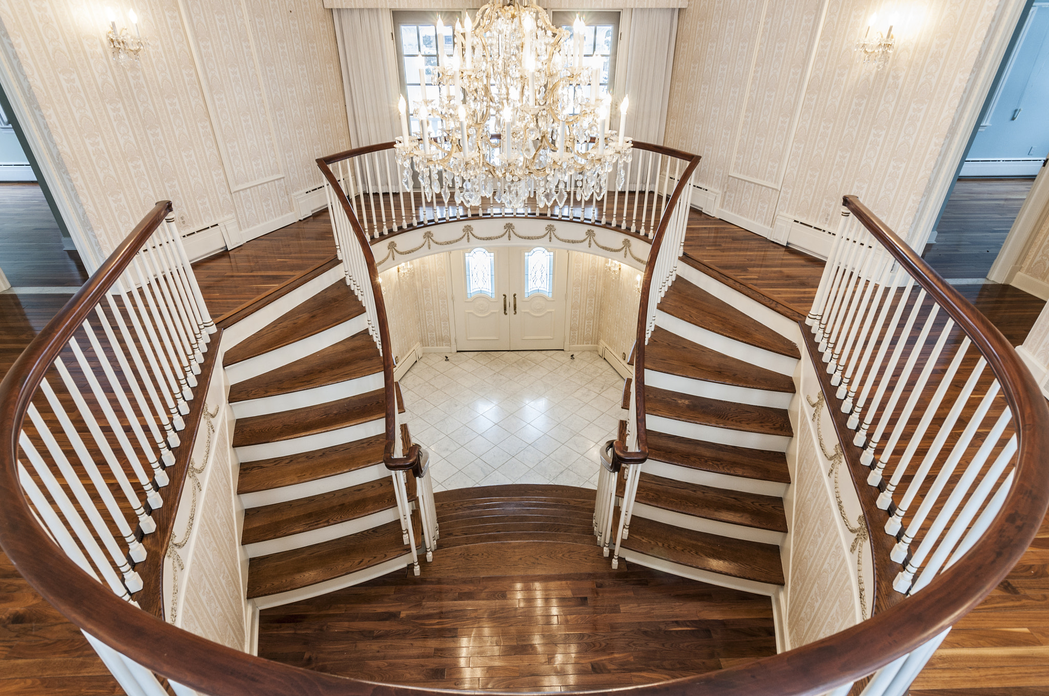 Nikon D5000 + Tokina AT-X 11-20 F2.8 PRO DX (AF 11-20mm f/2.8) sample photo. Staircase photography