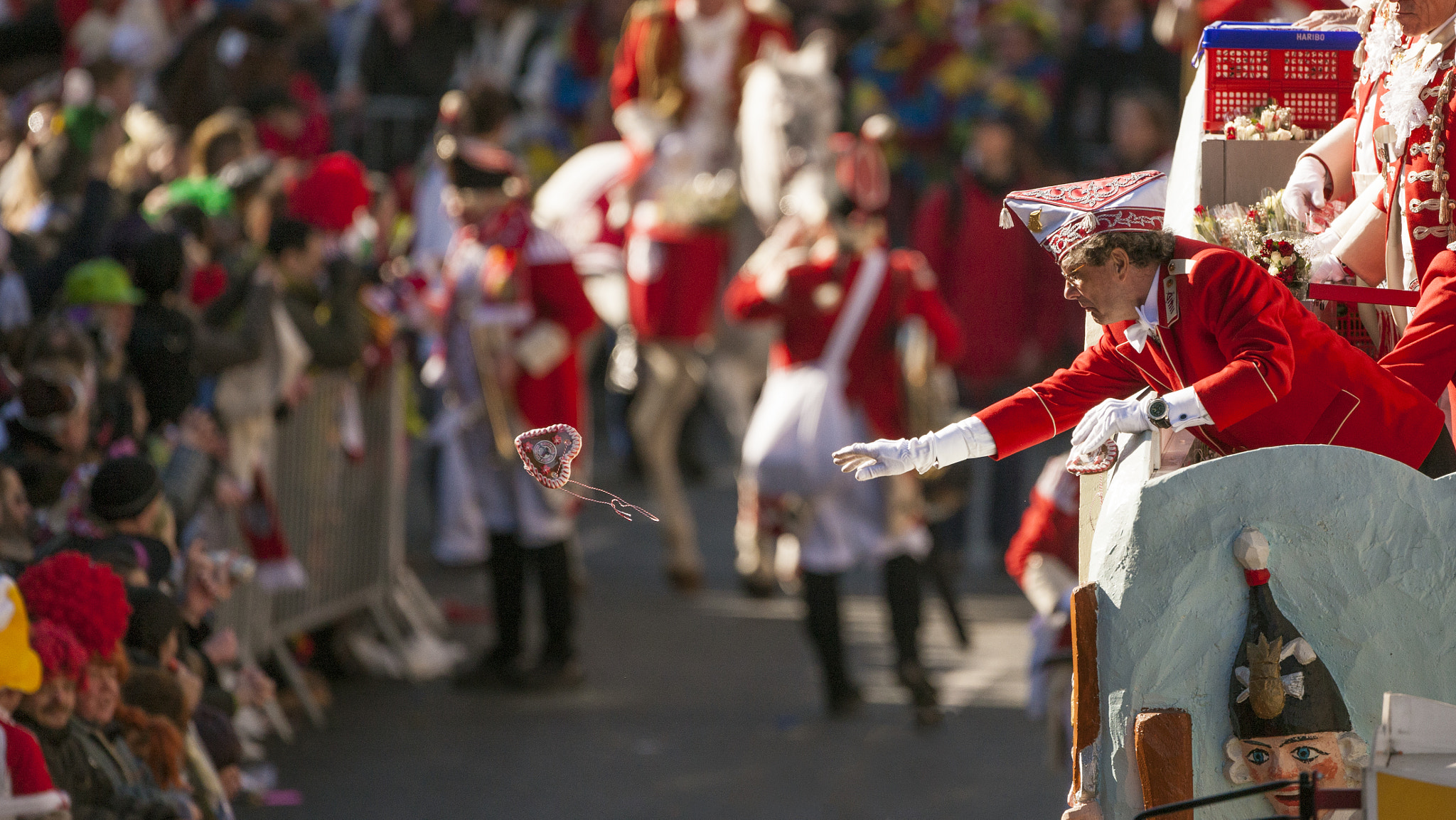 Canon EF 500mm F4L IS USM sample photo. Cologne carnival clown throwing gingerbread heart photography