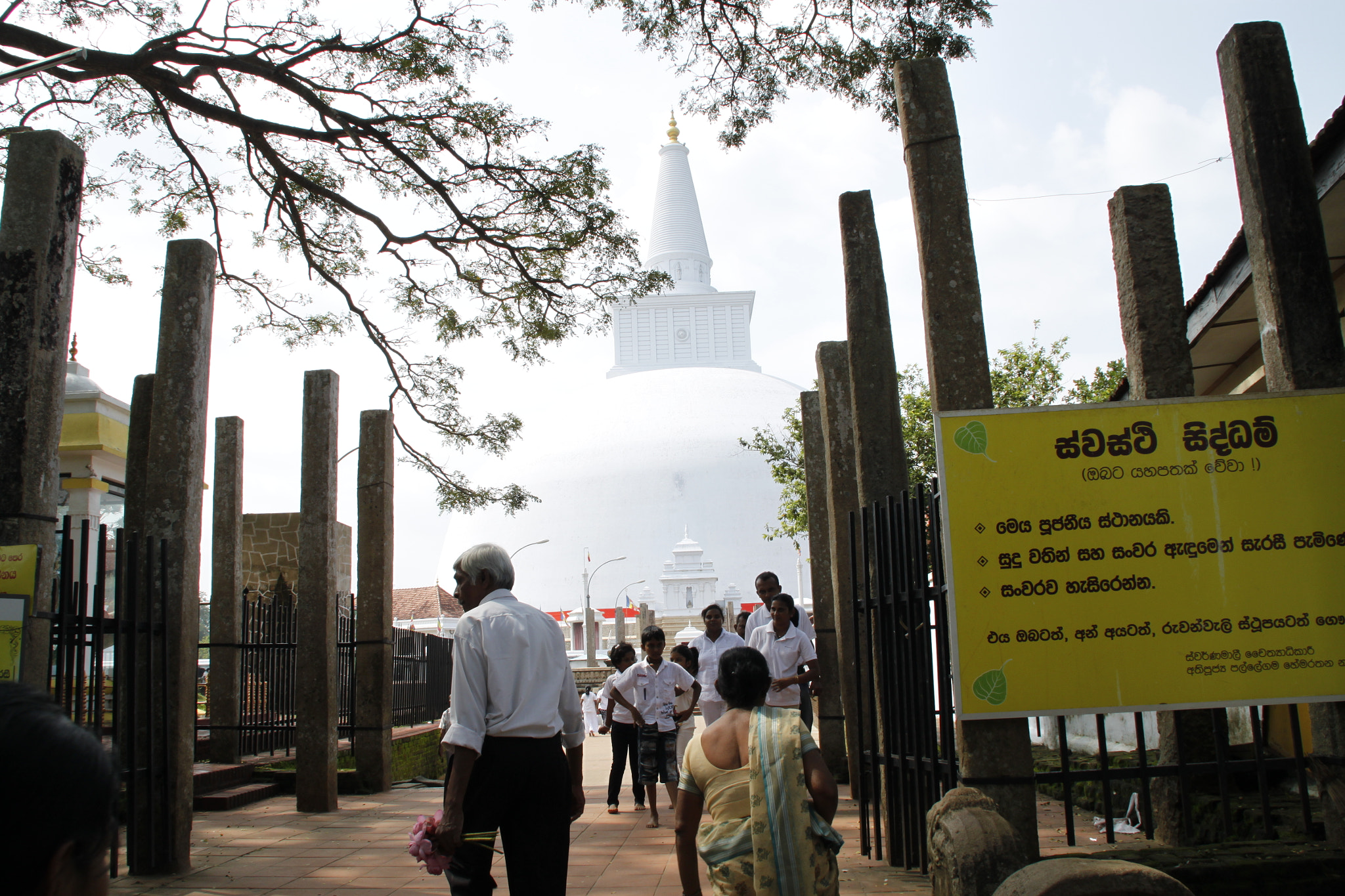 Canon EOS 500D (EOS Rebel T1i / EOS Kiss X3) sample photo. Man worship to stupa buddhist photography