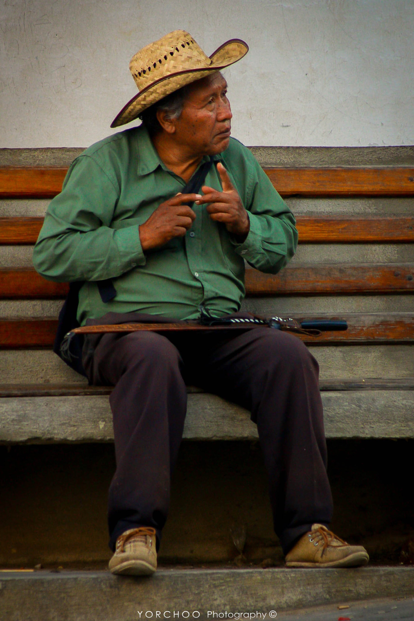 Canon EF 55-200mm f/4.5-5.6 sample photo. Hombre disfrutando la vida con humildad photography