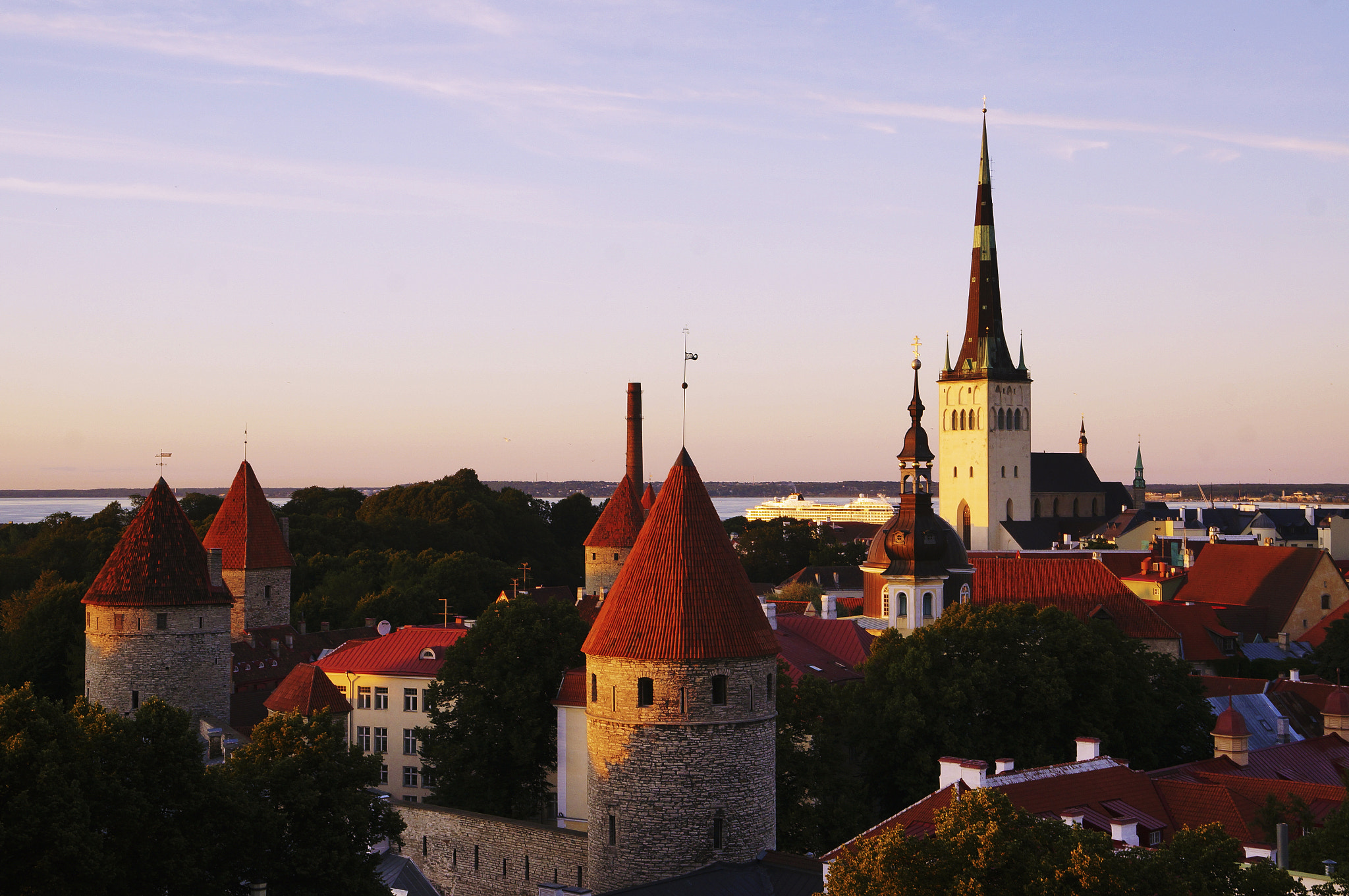 Sony Alpha NEX-5T + Sony Vario-Tessar T* E 16-70mm F4 ZA OSS sample photo. Sunset of tallinn photography