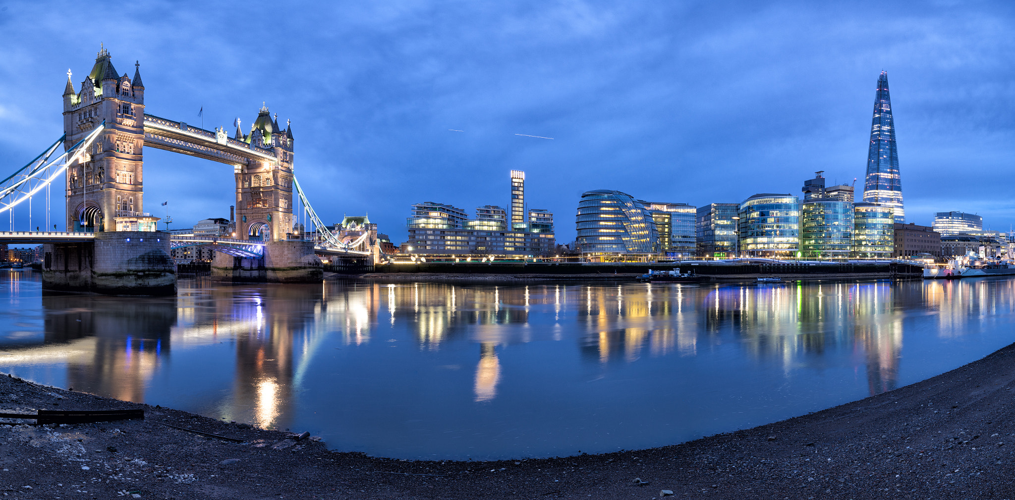 16-35mm F4 G SSM OSS sample photo. Before sunrise, tower bridge and city hall photography