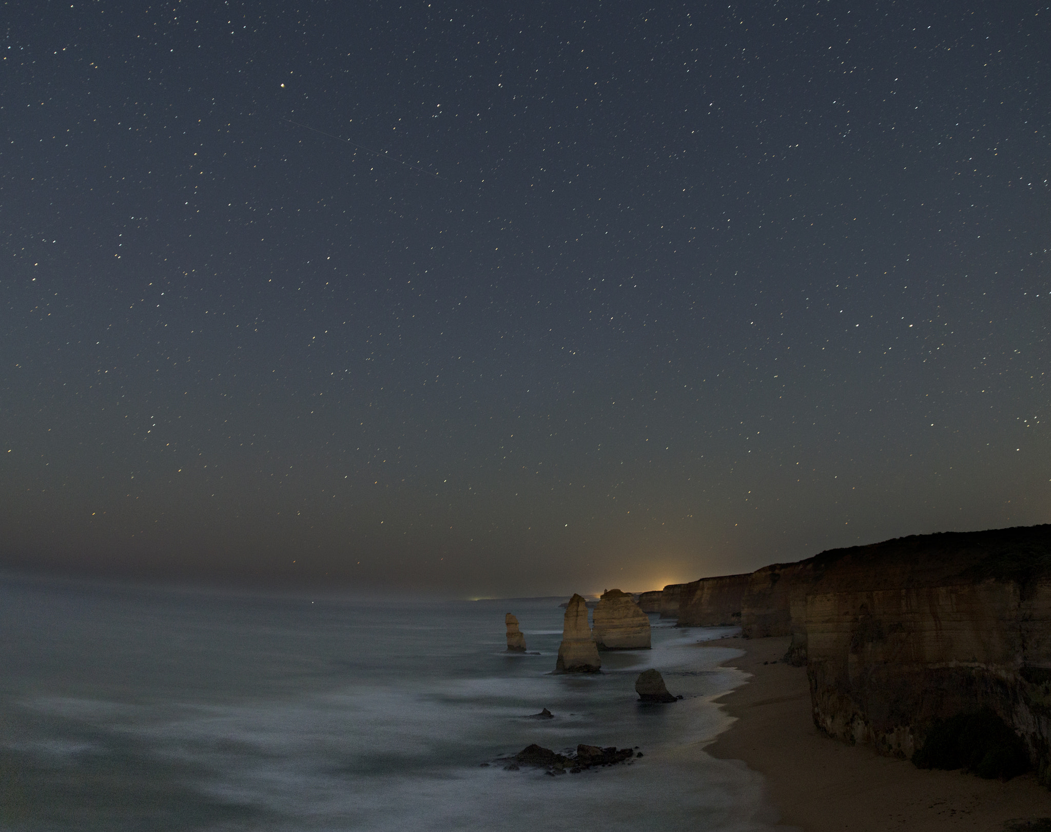 Moonset at Apostles