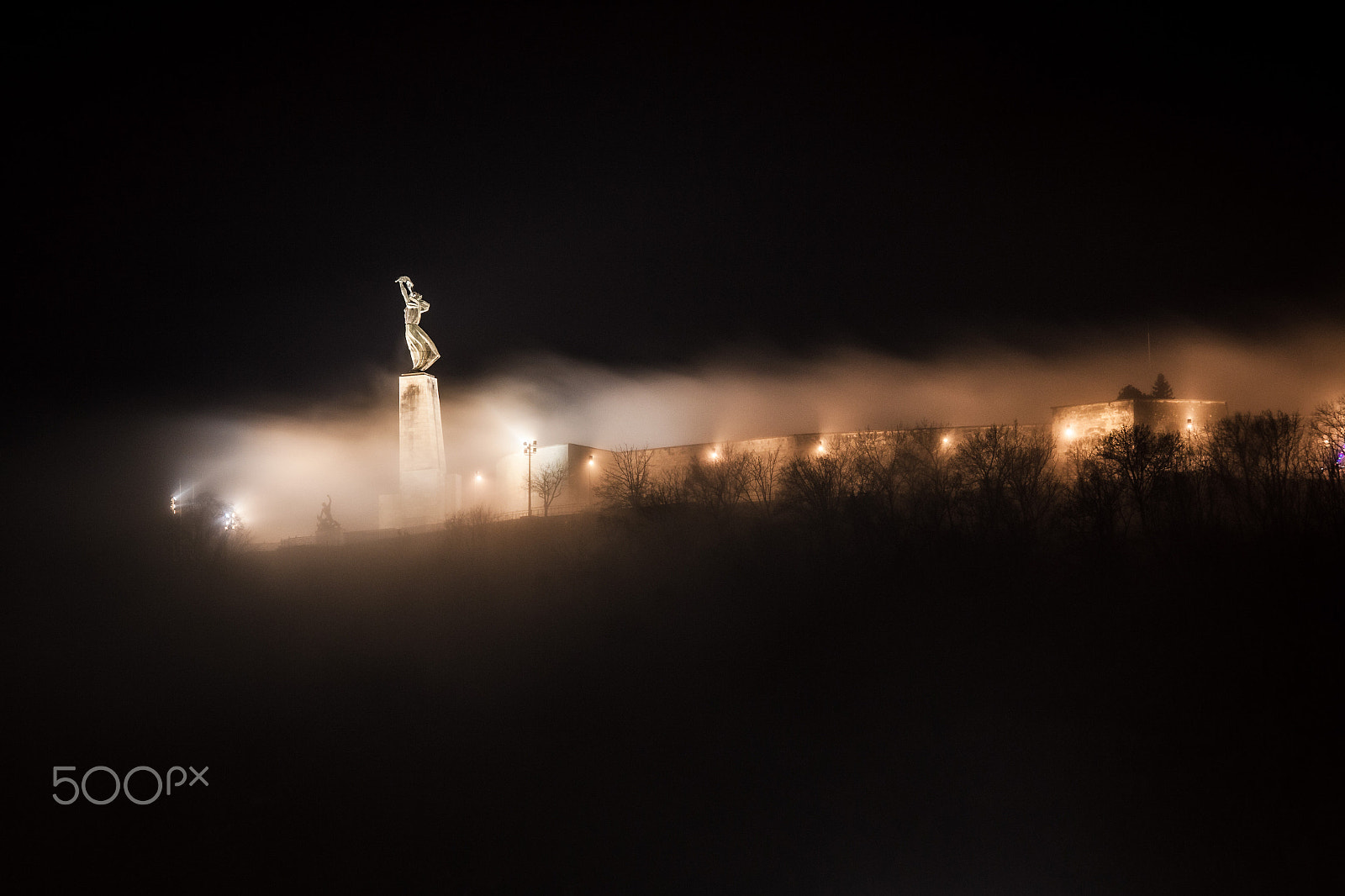 Sigma 70-200mm F2.8 EX DG OS HSM sample photo. Statua della libertà - budapest - cittadella photography
