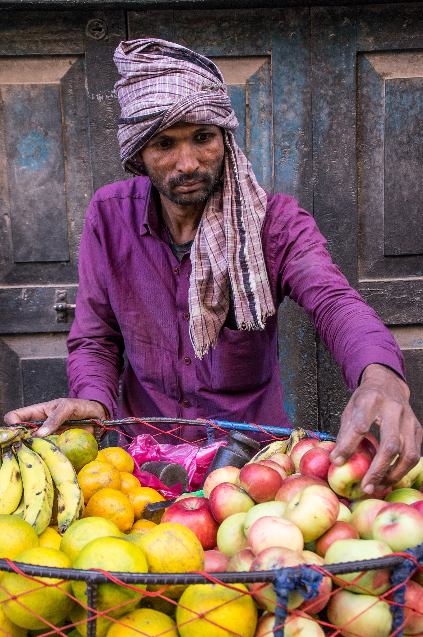 Sony SLT-A55 (SLT-A55V) + Tamron SP 24-70mm F2.8 Di VC USD sample photo. Do you want an apple? photography