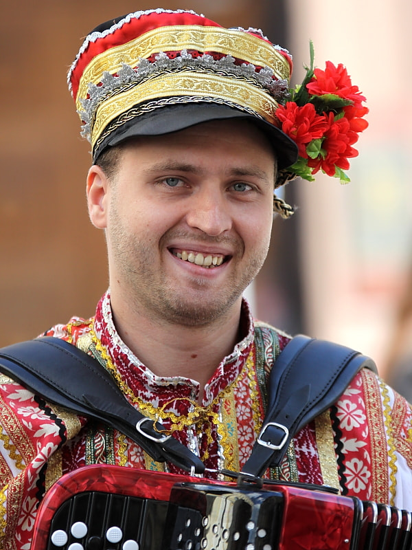 Canon 70-200mm sample photo. Веселый гармонист. photography