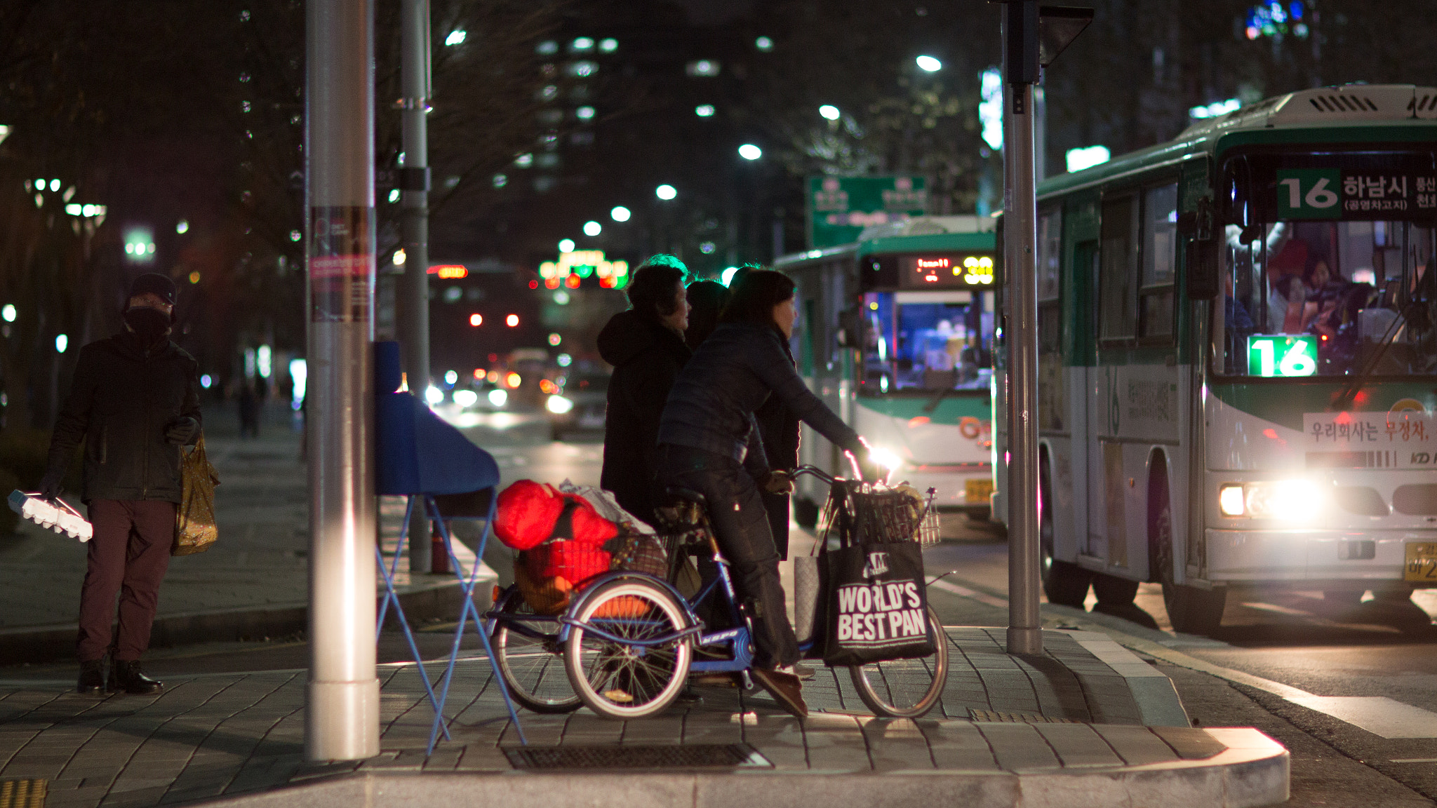 Canon EOS 70D + Canon EF 85mm F1.2L II USM sample photo. Waiting photography