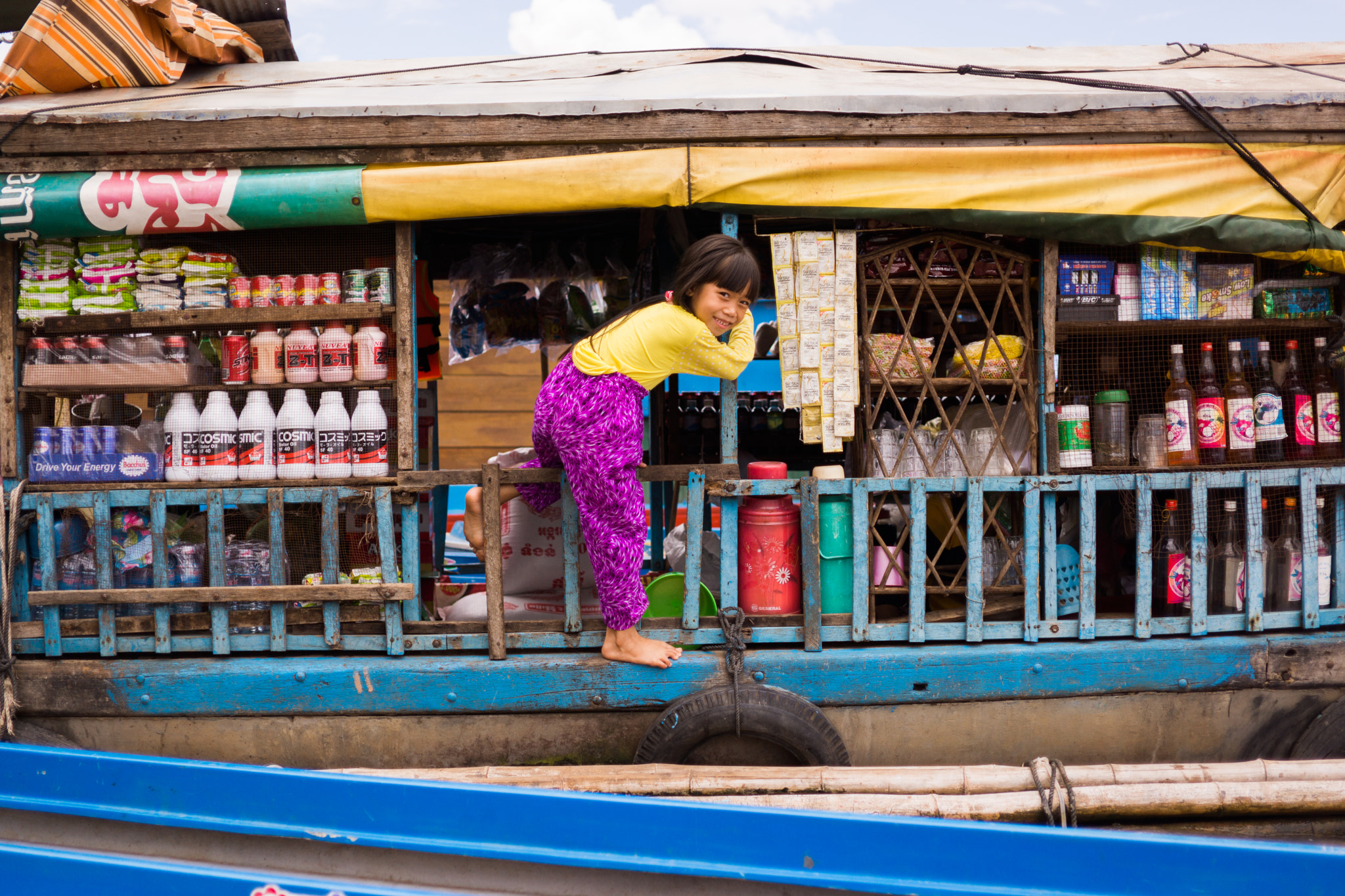 E 32mm F1.8 sample photo. Boat shop photography