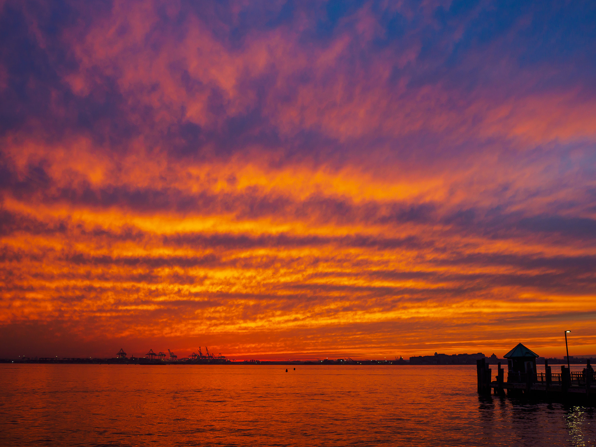 Olympus OM-D E-M5 II + Olympus M.Zuiko Digital 17mm F2.8 Pancake sample photo. Sunset@liberty island photography