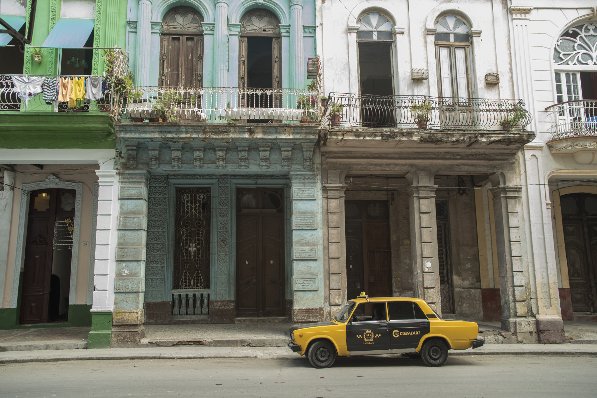 Nikon D750 + Sigma 28-200mm F3.5-5.6 Compact Aspherical Hyperzoom Macro sample photo. Havana taxi photography