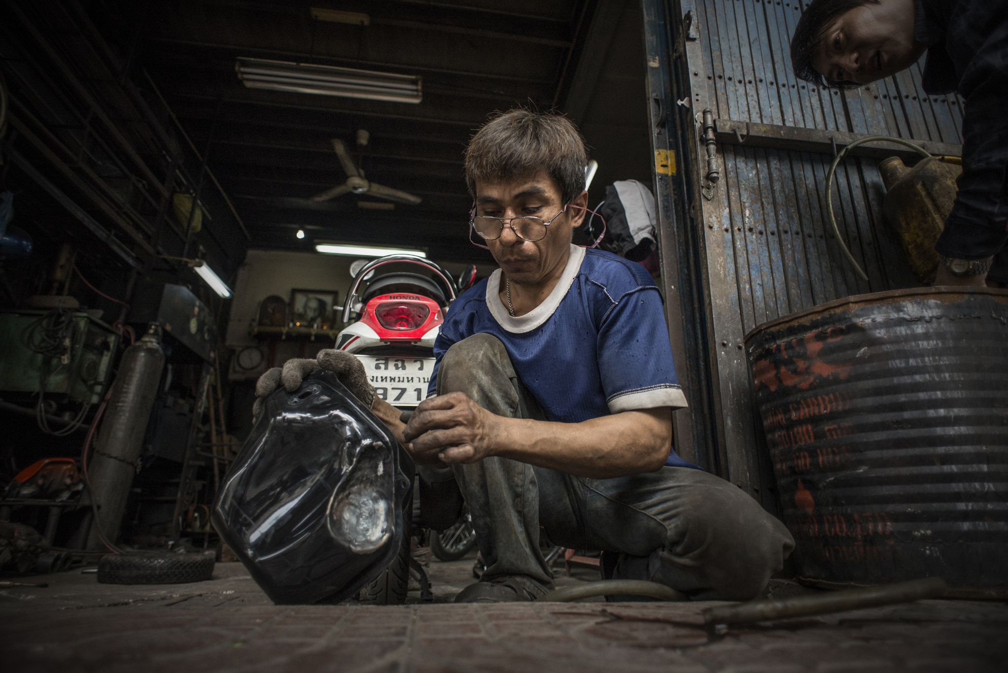 Nikon D600 + Nikon AF Nikkor 20mm F2.8D sample photo. Watch and learn photography