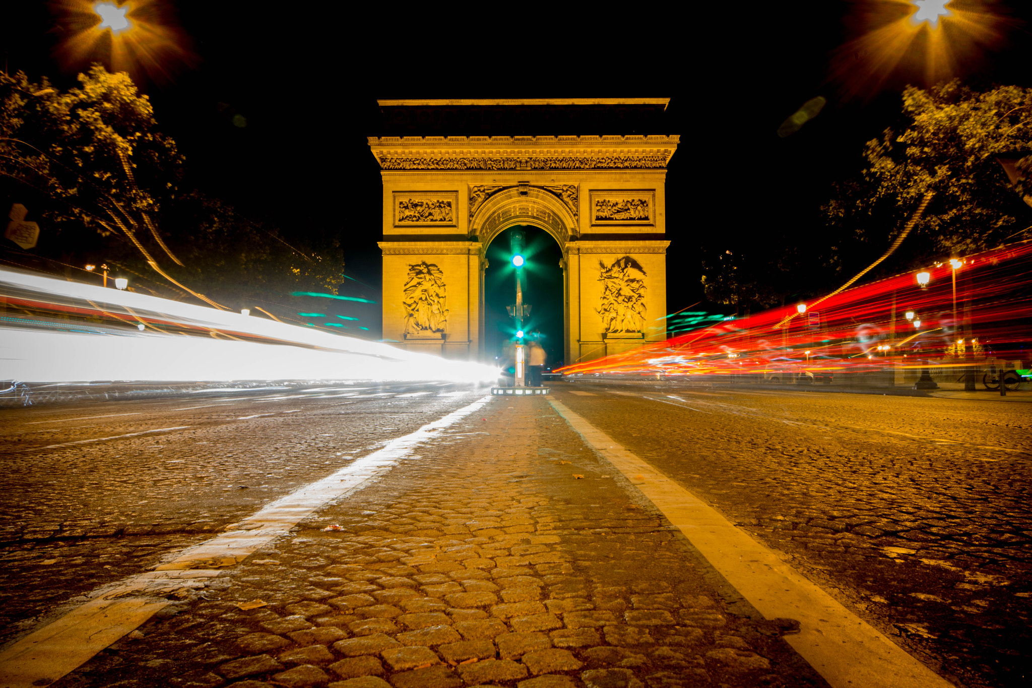 Sigma AF 10-20mm F4-5.6 EX DC sample photo. `light dash to l`arc de triomphe`... photography