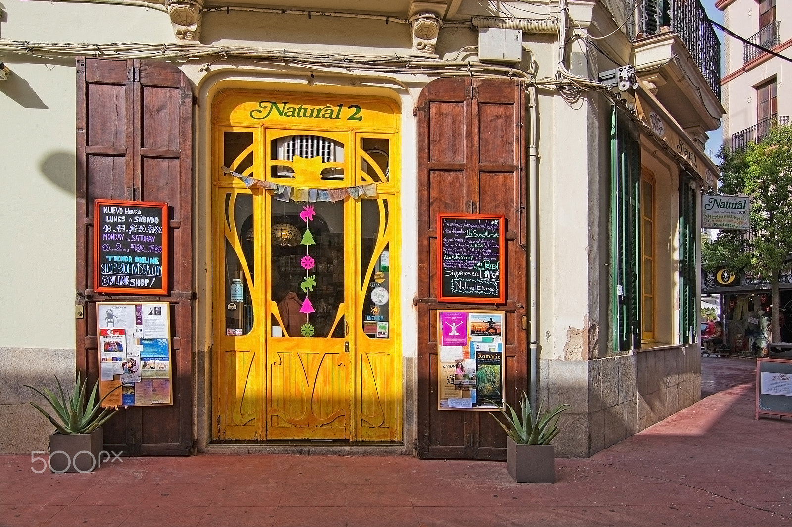 Sigma 50-150mm F2.8 EX APO DC HSM II sample photo. Yellow store front photography