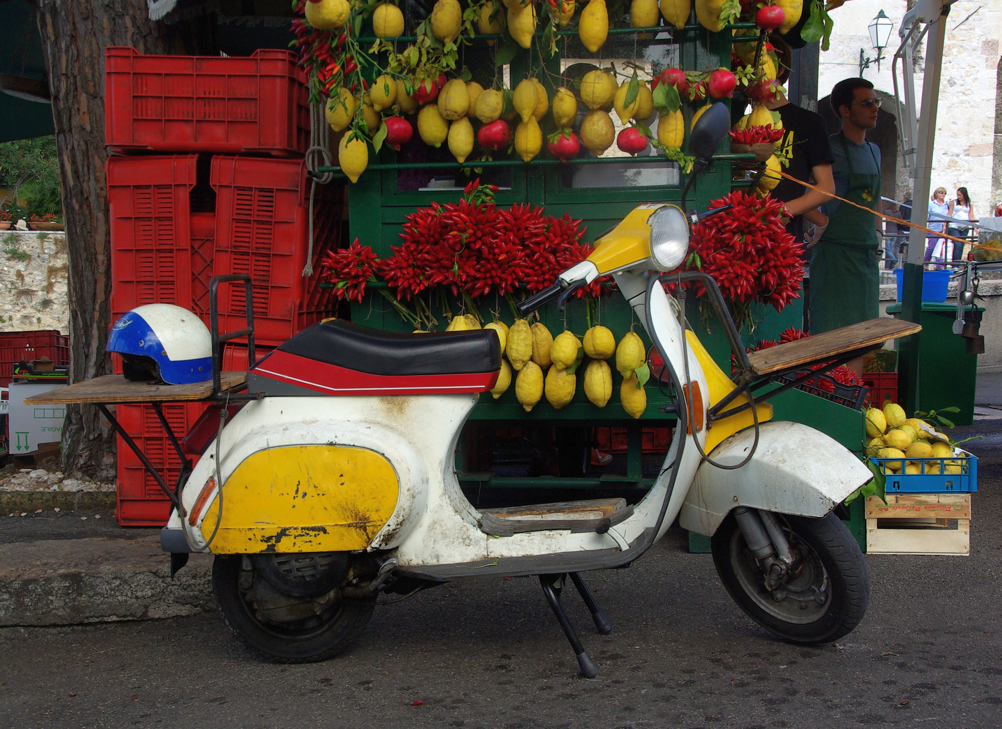 Pentax K10D sample photo. Vespa lemon photography