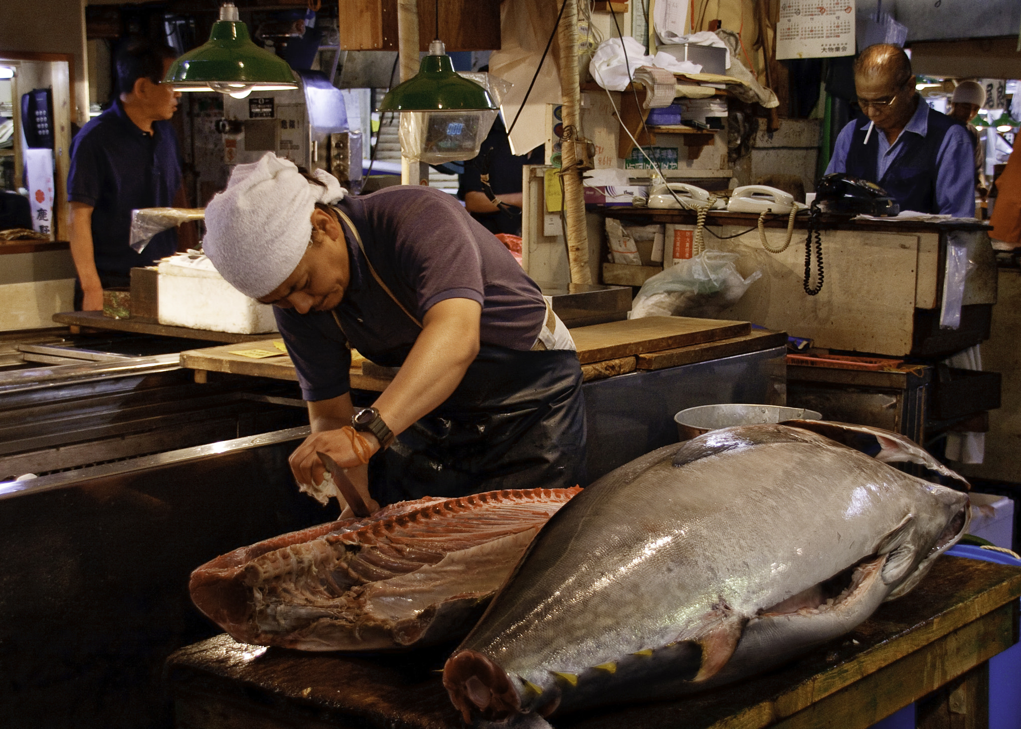 Canon EOS 400D (EOS Digital Rebel XTi / EOS Kiss Digital X) sample photo. Working at tsukiji market photography