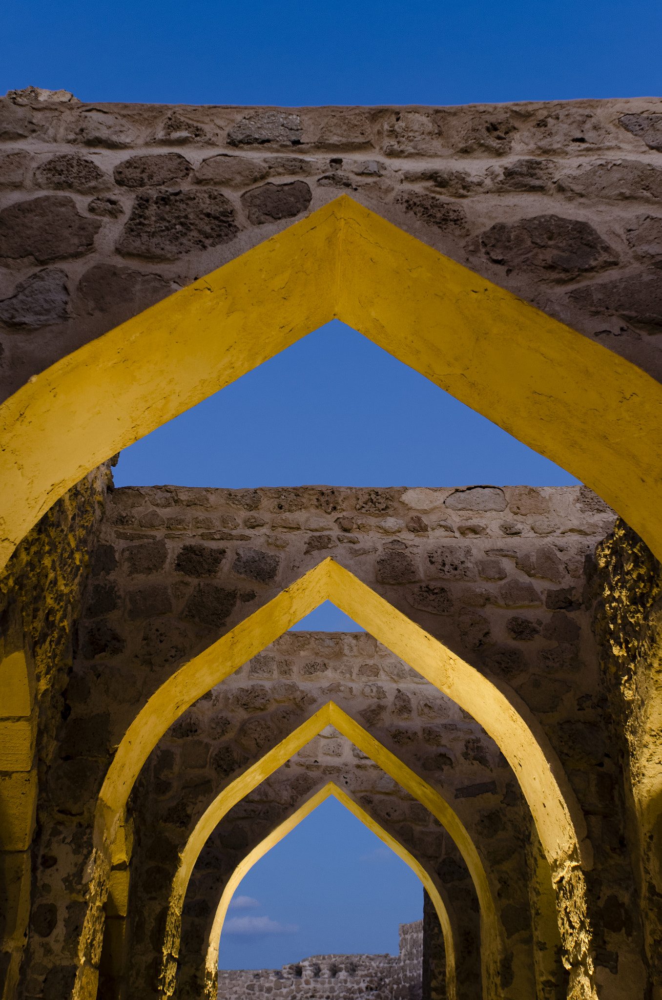 Nikon D7000 + Nikon AF Nikkor 20mm F2.8D sample photo. Arches at bahrain fort photography