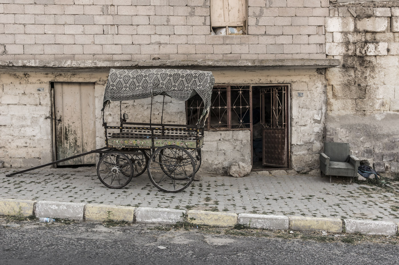 Sony Alpha NEX-6 + Sony Sonnar T* E 24mm F1.8 ZA sample photo. Piano terra posto auto photography