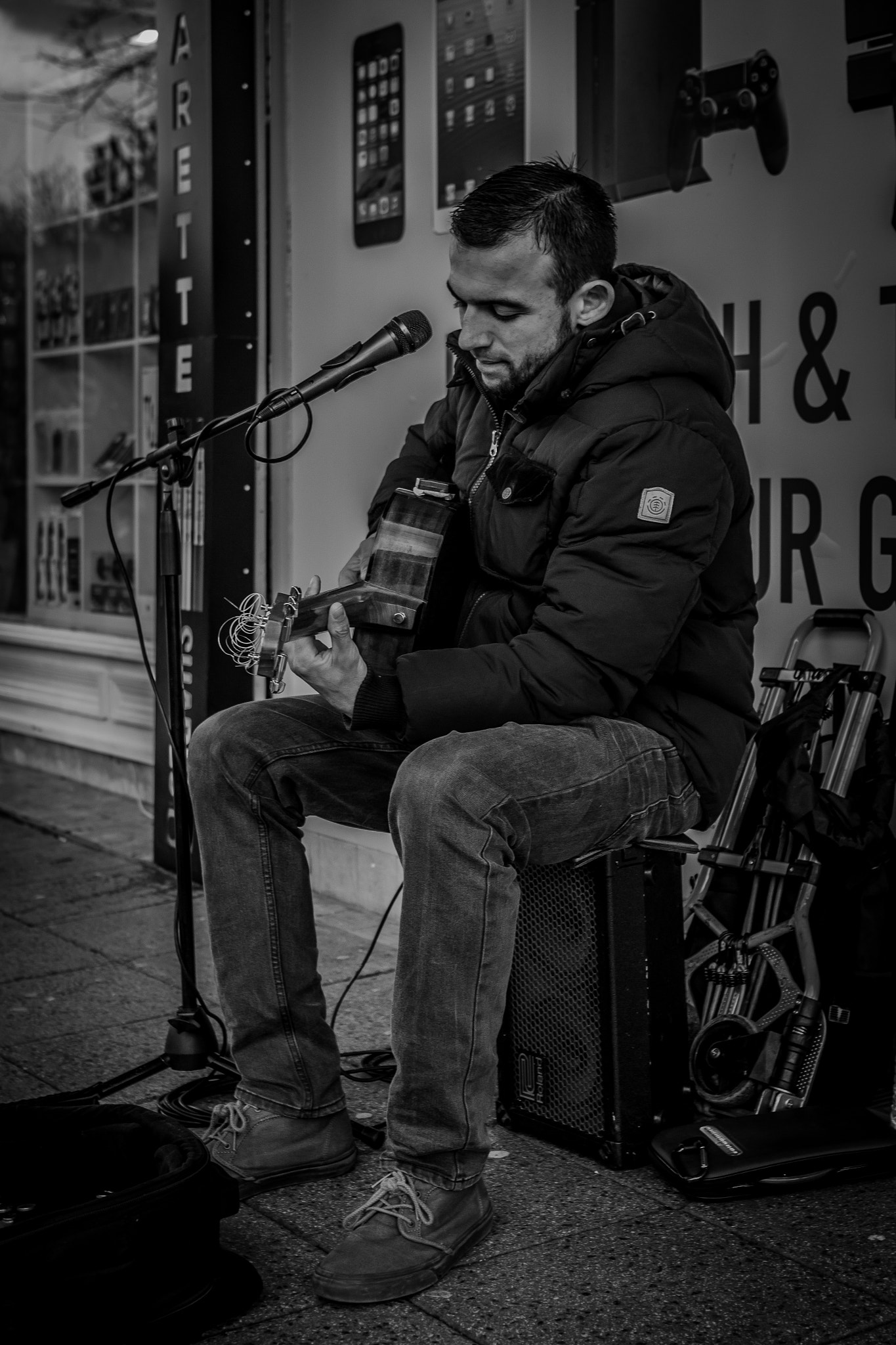 Canon EOS 600D (Rebel EOS T3i / EOS Kiss X5) + Canon EF 35mm F2 sample photo. Busker photography