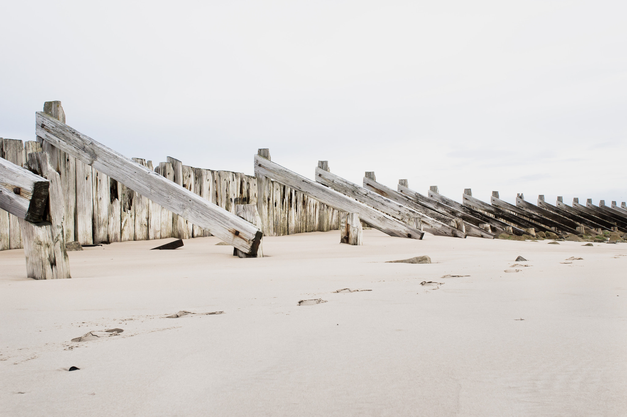 Sony Alpha NEX-5 + Sony E 30mm F3.5 Macro sample photo. Wooden breakwater photography