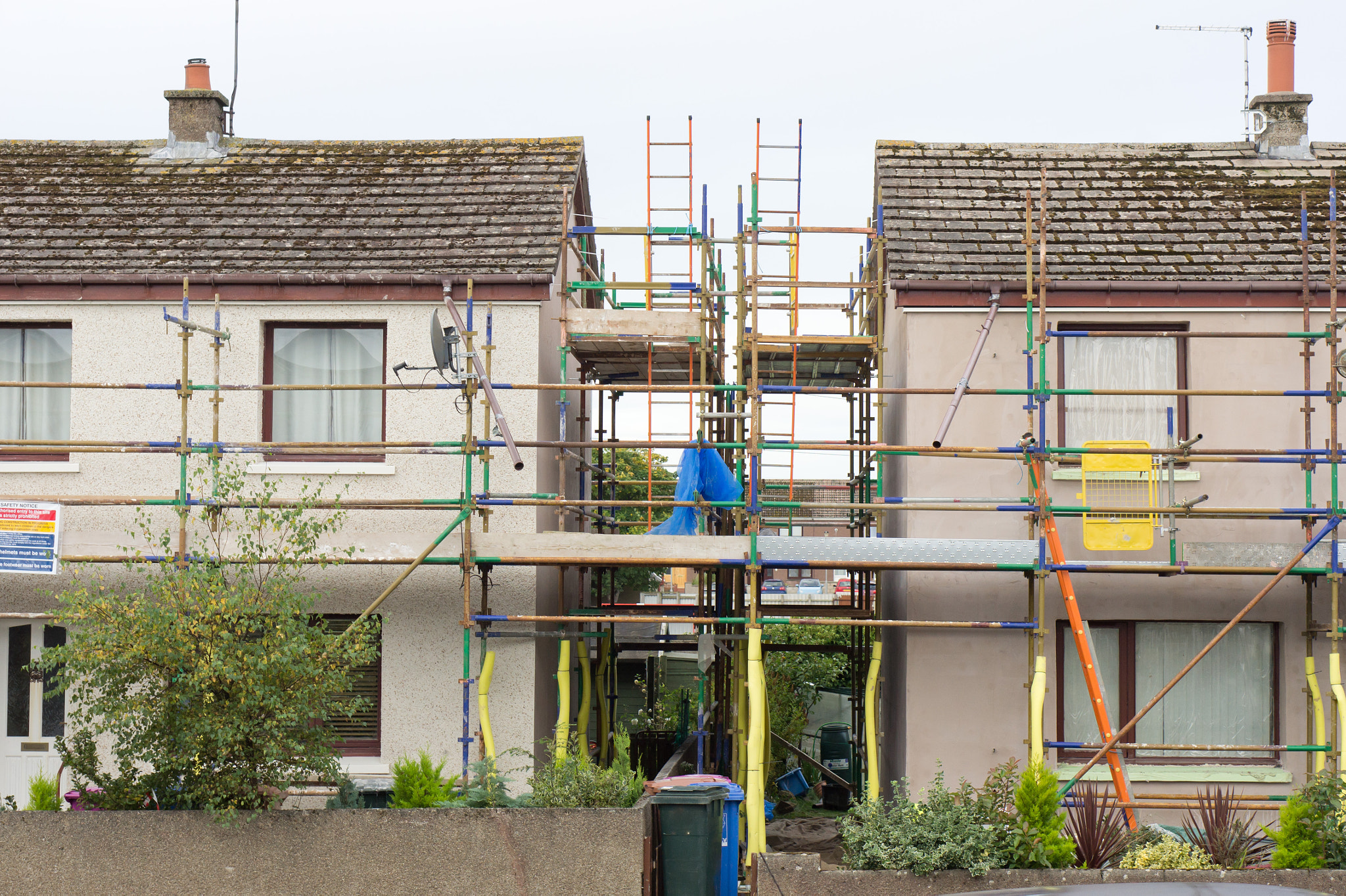 Sony Alpha NEX-5 + E 50mm F1.8 OSS sample photo. Scaffolding photography