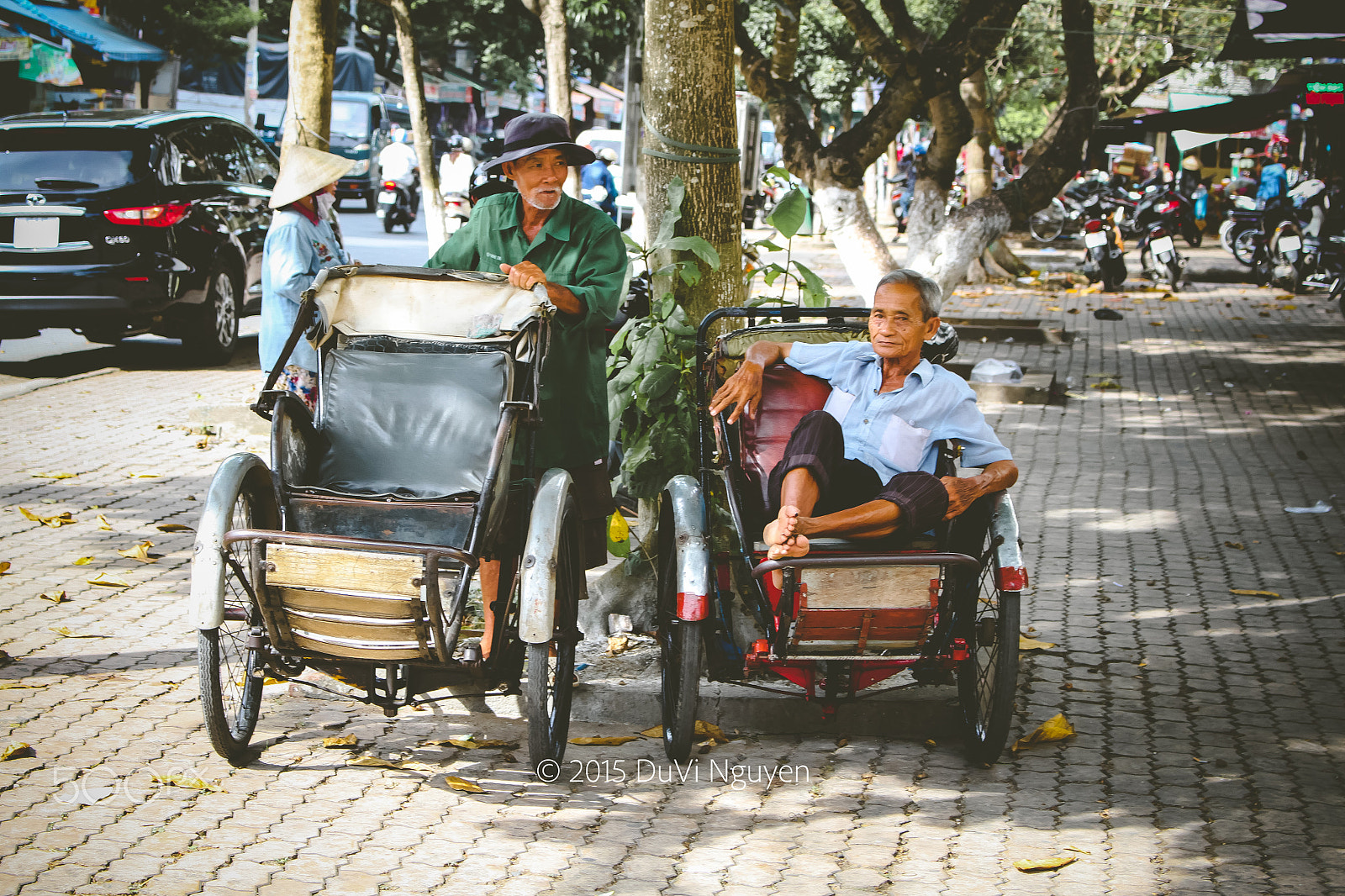 Canon EOS 500D (EOS Rebel T1i / EOS Kiss X3) sample photo. Cyclo driver resting on the pavement photography