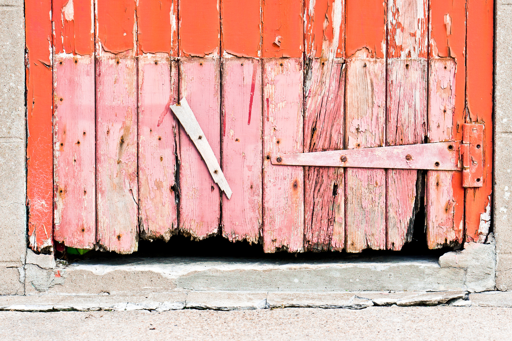 Sony Alpha NEX-5 + E 50mm F1.8 OSS sample photo. Old door photography
