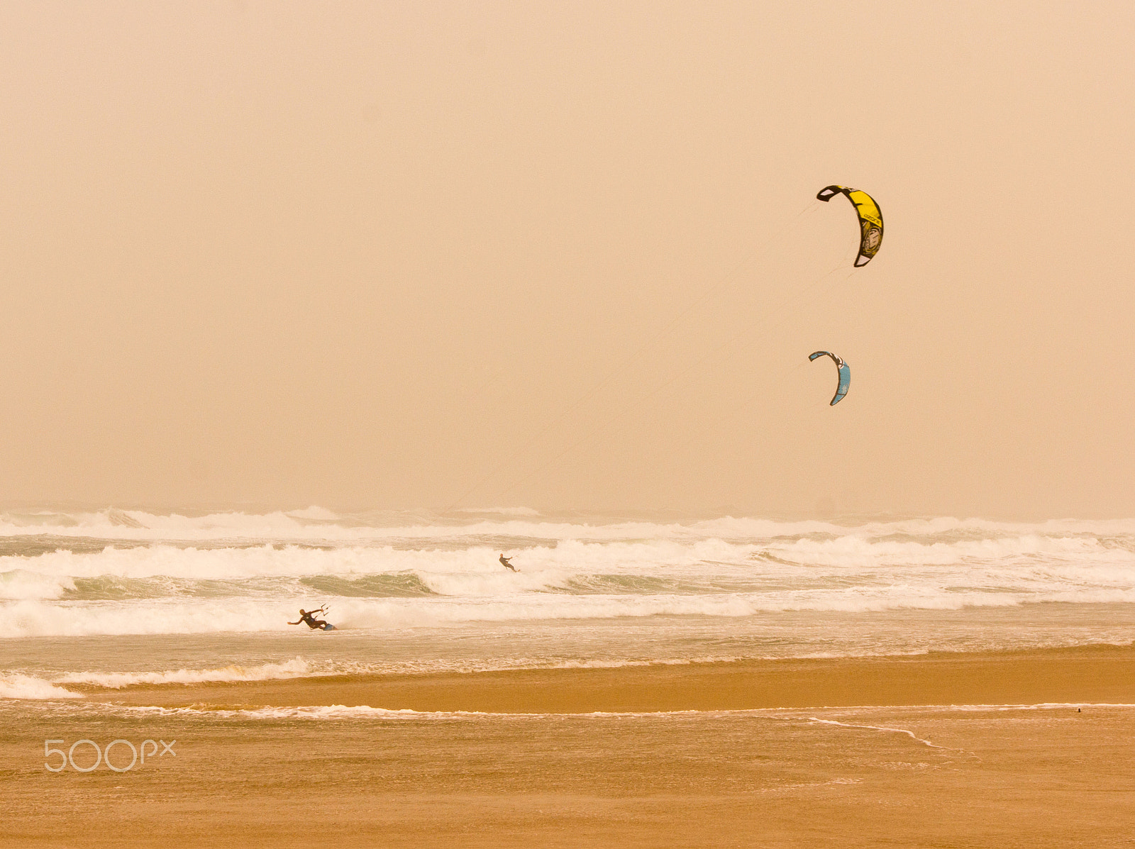 Sony SLT-A65 (SLT-A65V) + Tamron AF 28-105mm F4-5.6 [IF] sample photo. Kite-surfing under a yellow sky photography