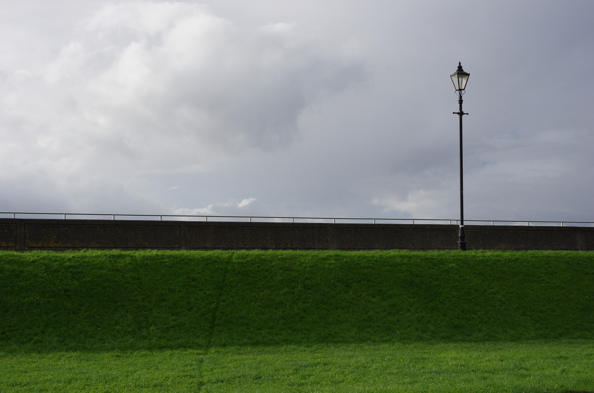 HD Pentax DA 40mm F2.8 Limited sample photo. Rolled stone - high tide-green grass photography