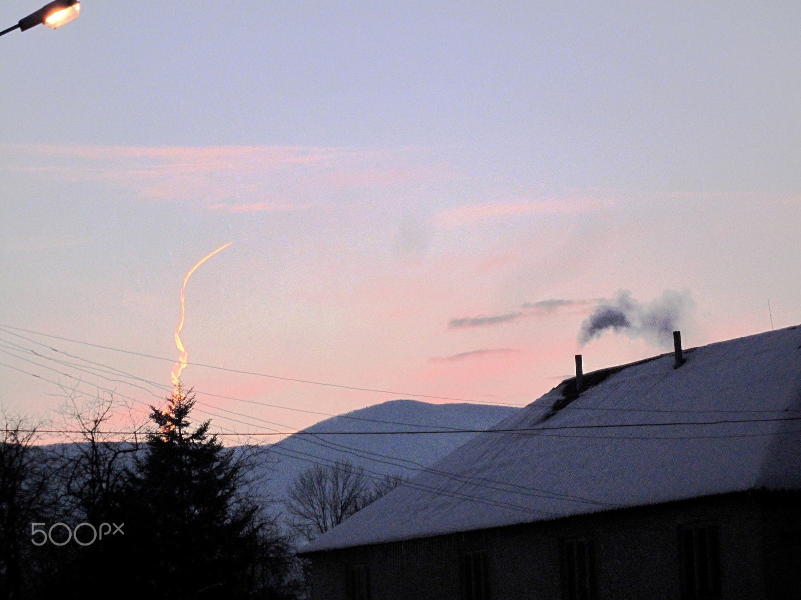 Canon PowerShot SD990 IS (Digital IXUS 980 IS / IXY Digital 3000 IS) sample photo. Winter.evening.village.trace of aircraft photography