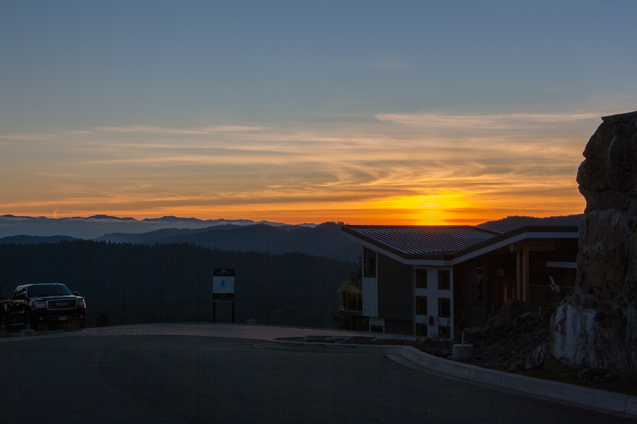 Canon EOS 1000D (EOS Digital Rebel XS / EOS Kiss F) sample photo. Mountain house sunset photography