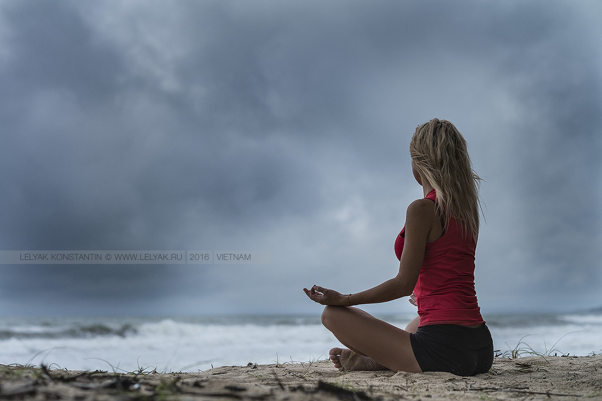 Fujifilm X-A1 + Fujifilm XF 56mm F1.2 R sample photo. Yoga in vietnam photography