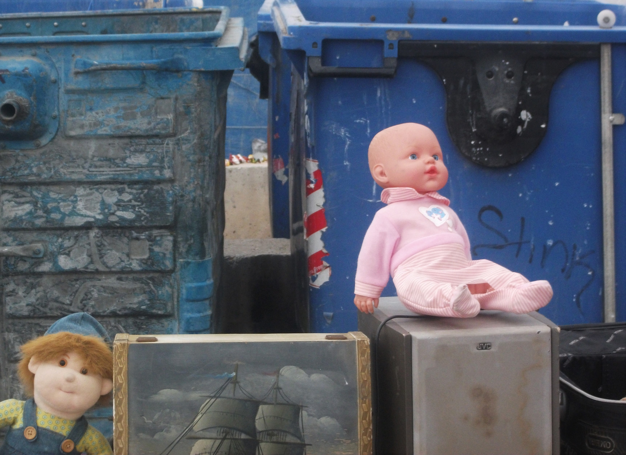Fujifilm FinePix AV130 sample photo. Garbage smile photography