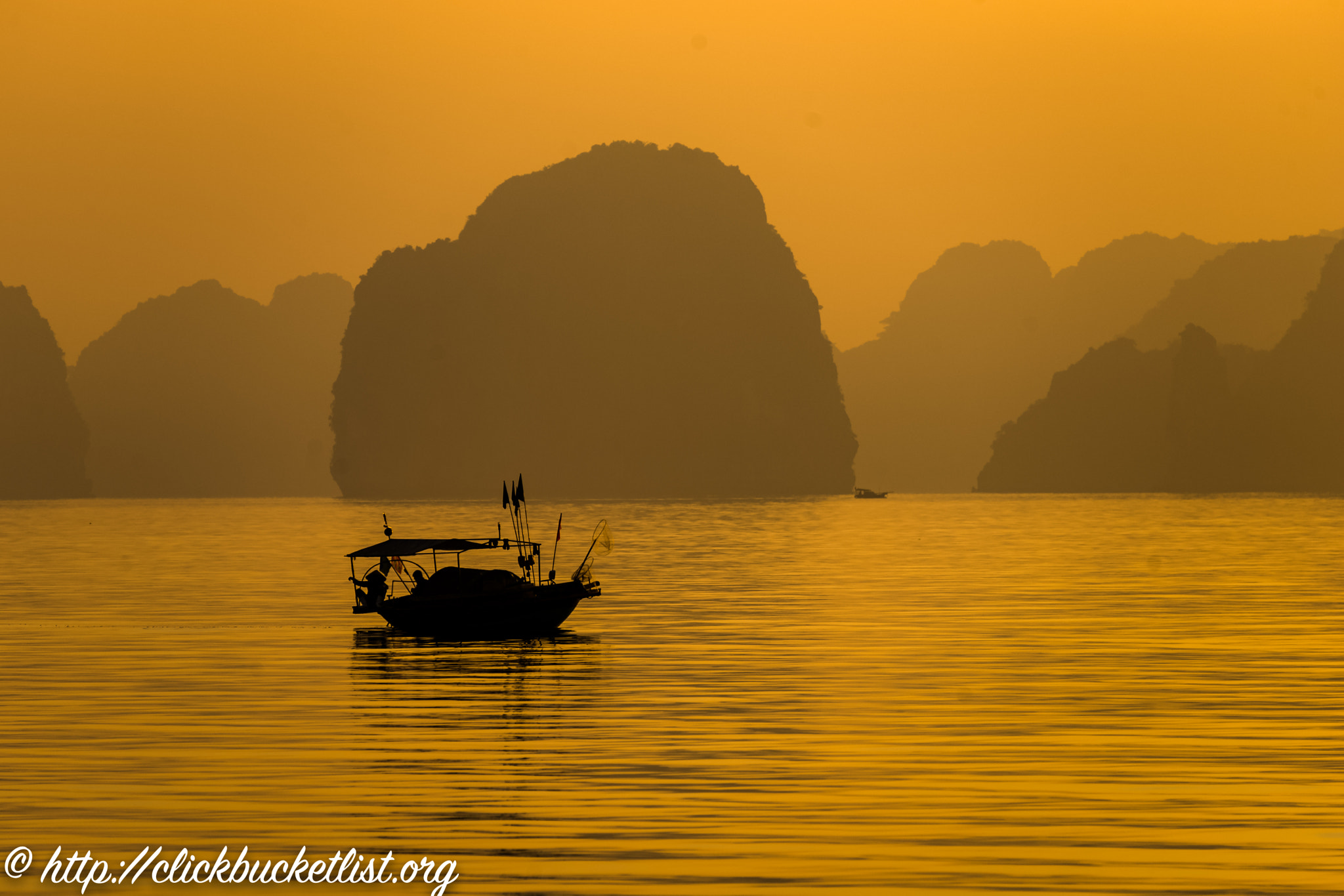 Sony 70-300mm F4.5-5.6 G SSM sample photo. Golden light in halong bay photography