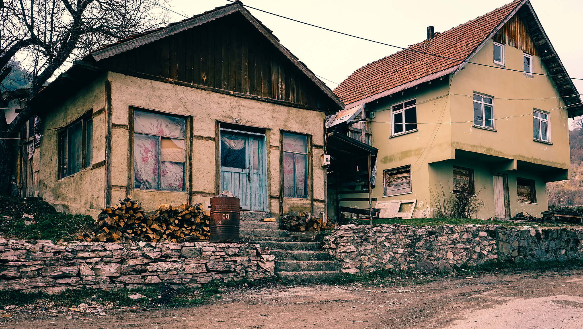 Fujifilm X-A1 + Fujifilm XF 18-55mm F2.8-4 R LM OIS sample photo. Two old lakeside house photography
