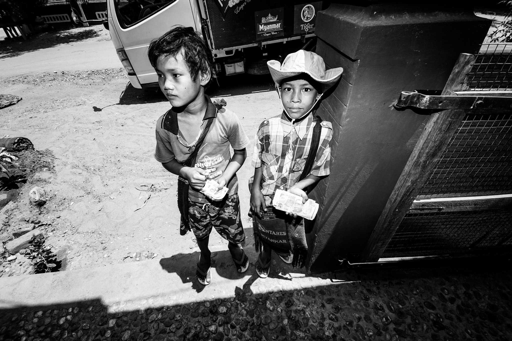Sony a7 II + 20mm F2.8 sample photo. Burmese kids with mexican pesos photography