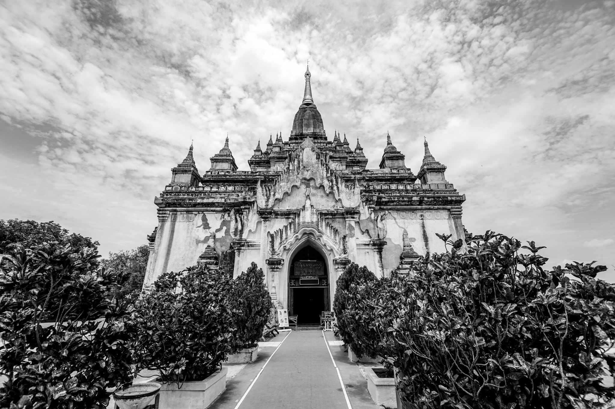 Sony a7 II + 20mm F2.8 sample photo. Pagoda castle photography