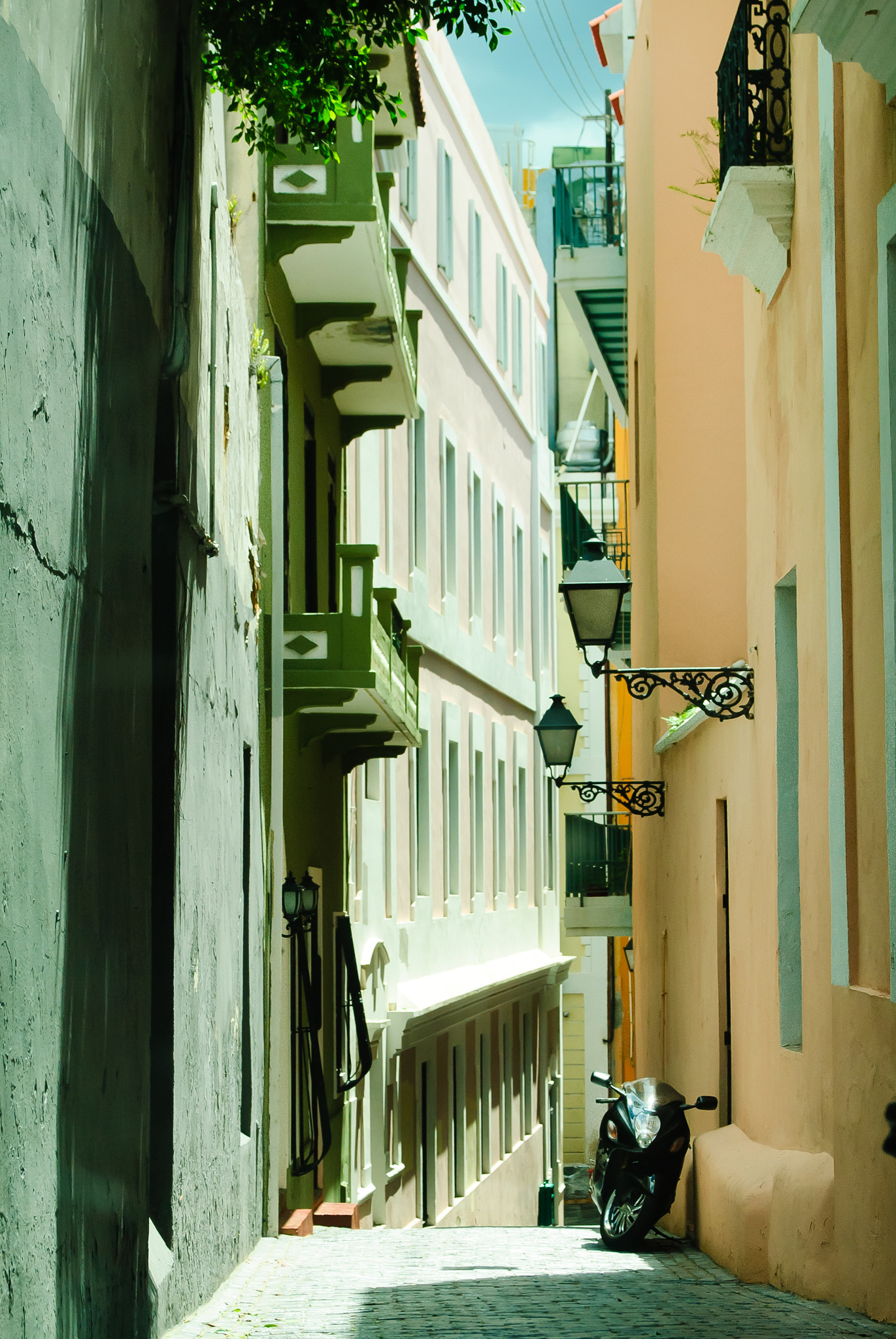 AF Zoom-Nikkor 28-105mm f/3.5-4.5D IF sample photo. Old san juan puerto rico alley photography