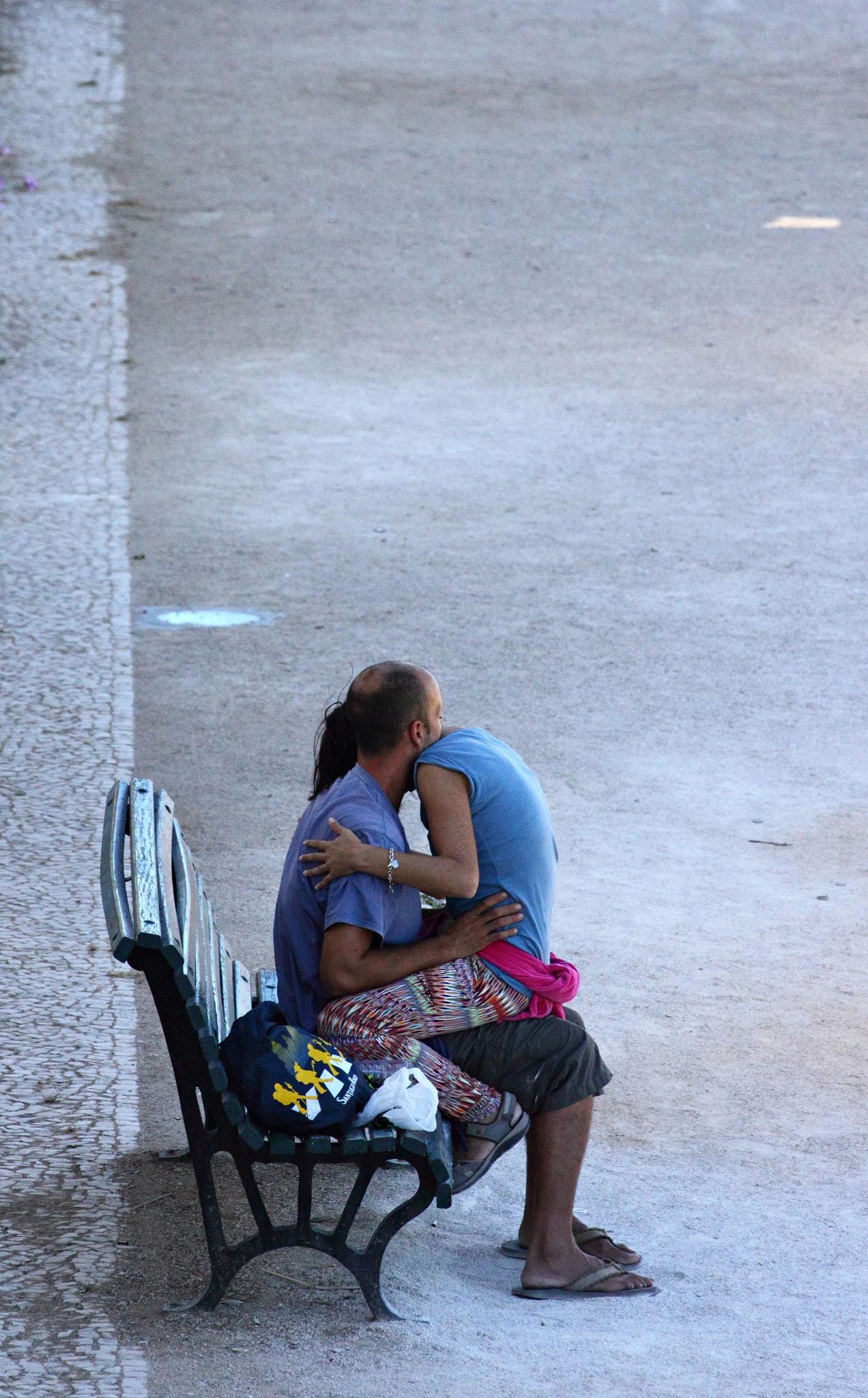 Canon EOS 550D (EOS Rebel T2i / EOS Kiss X4) + Canon 70-300mm sample photo. Love and a bench photography