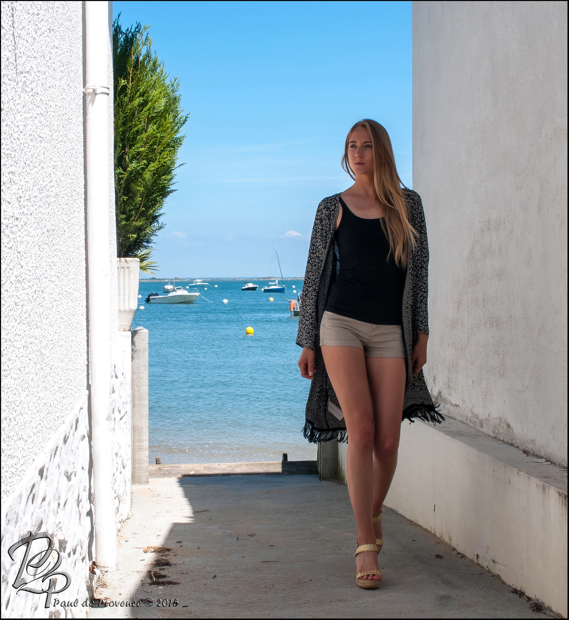 Samyang 12mm F2.8 ED AS NCS Fisheye sample photo. Amélie - entre les cabanes photography