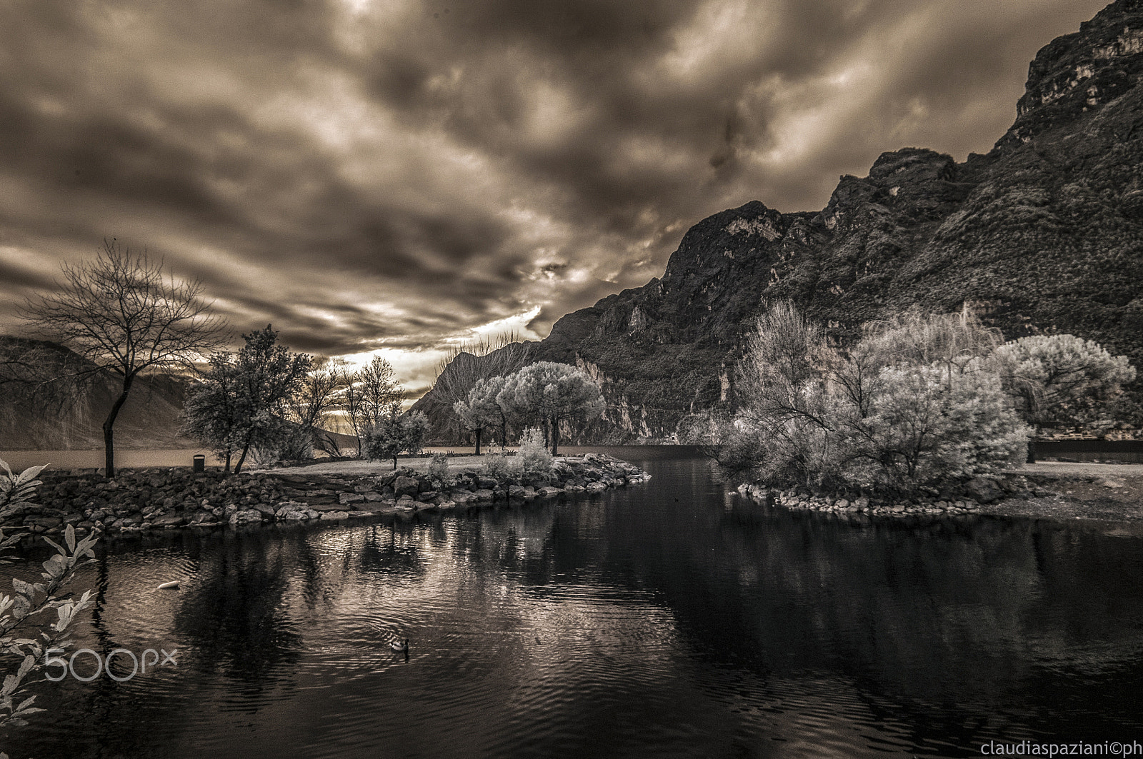 Sigma 12-24mm F4.5-5.6 EX DG Aspherical HSM sample photo. Alba al lago di garda photography