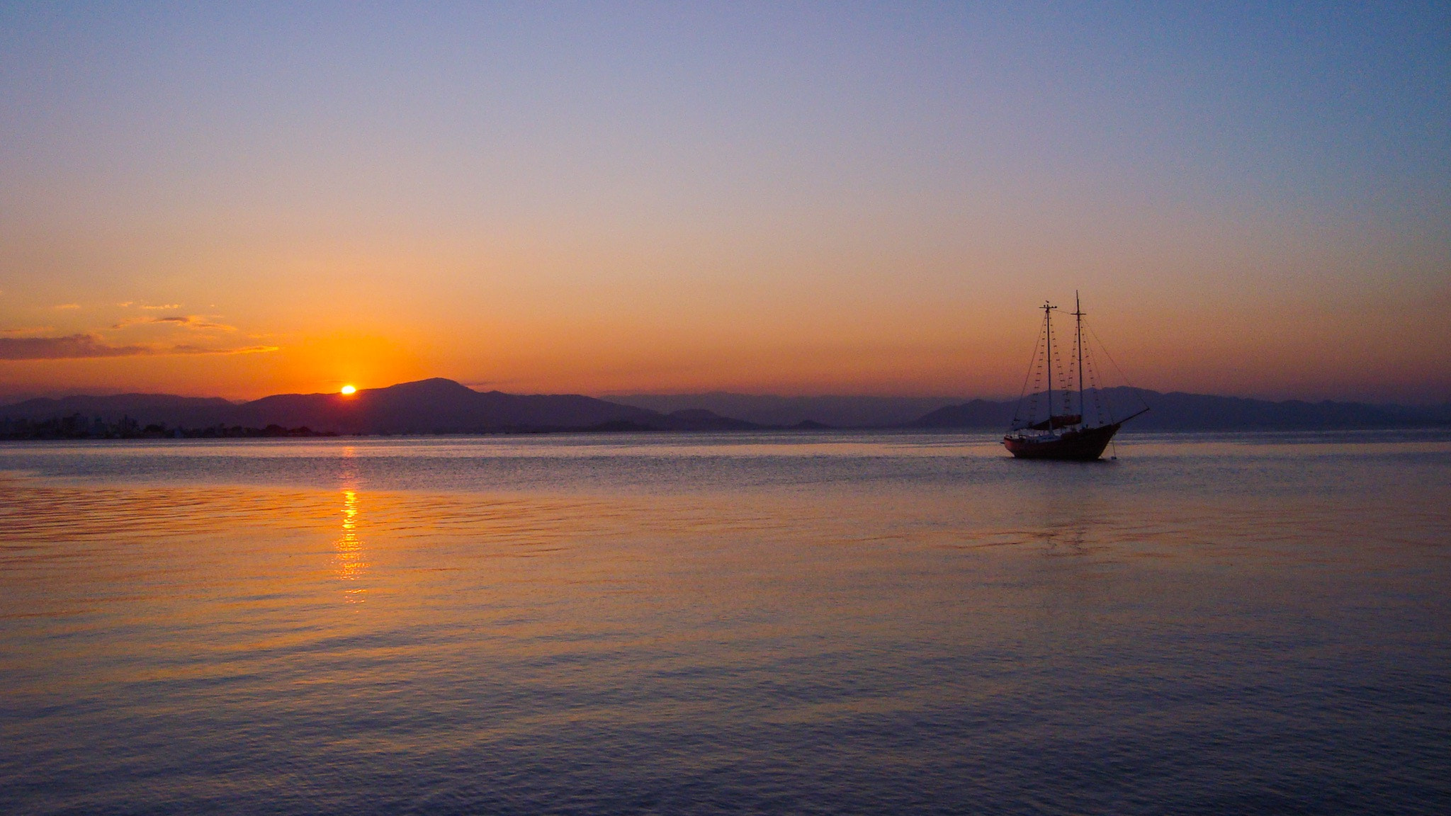 Sony DSC-W125 sample photo. The boat and the sun photography