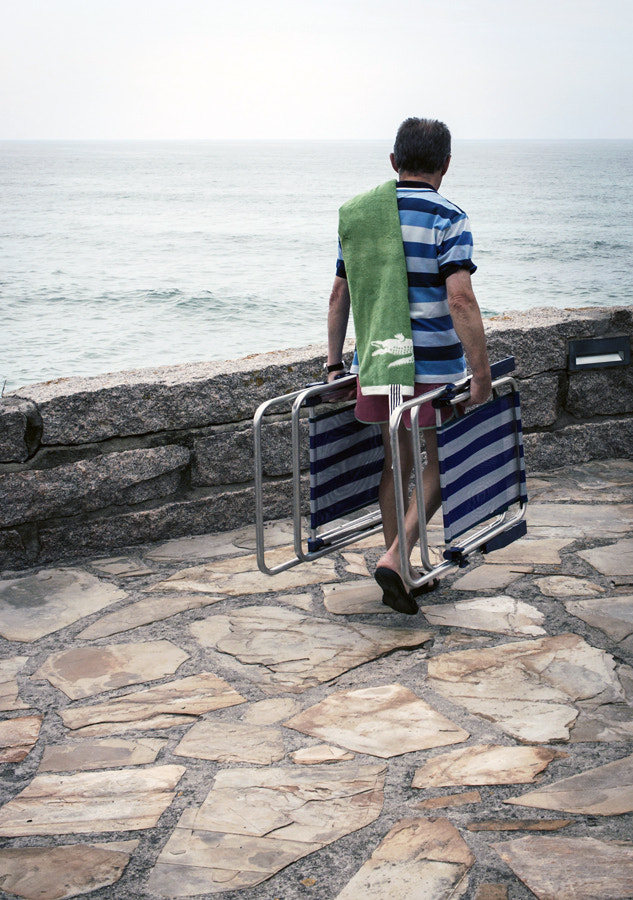 Canon EF-S 24mm F2.8 STM sample photo. Sillas a juego con el polo photography