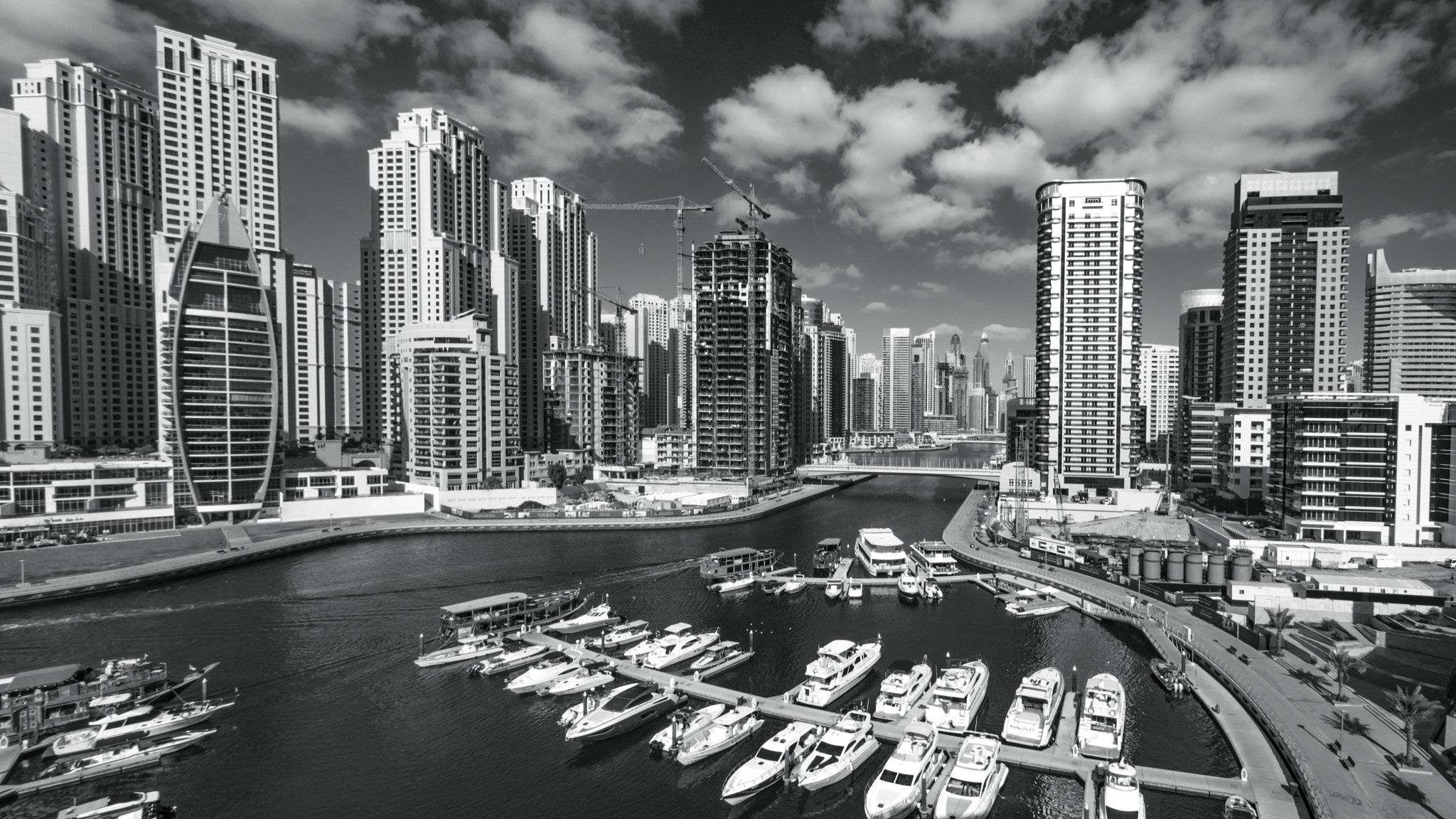 Canon EOS 750D (EOS Rebel T6i / EOS Kiss X8i) + Canon EF-S 10-18mm F4.5–5.6 IS STM sample photo. Dubai marina in black and white photography