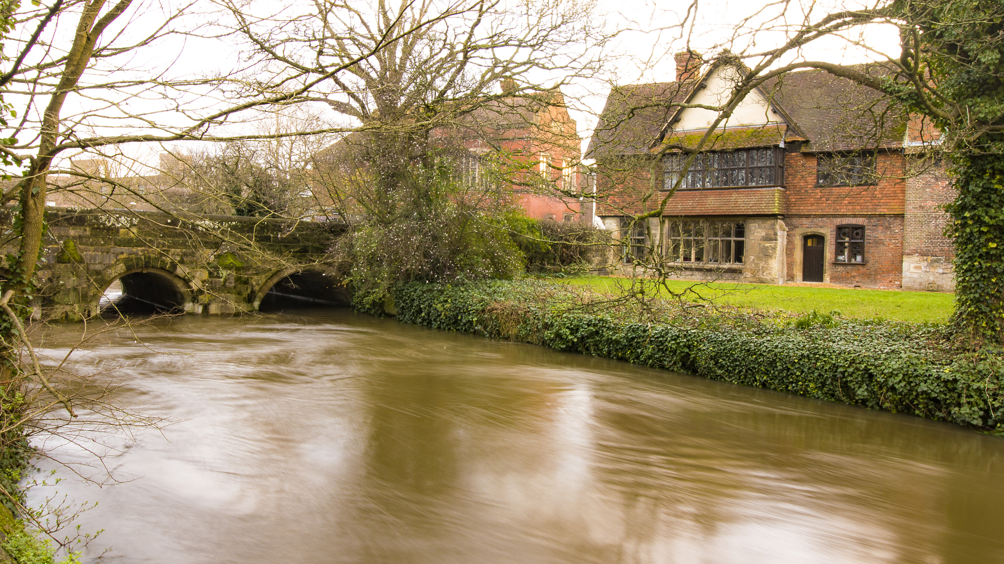 Canon EF-S 10-18mm F4.5–5.6 IS STM sample photo. Old house by the river photography