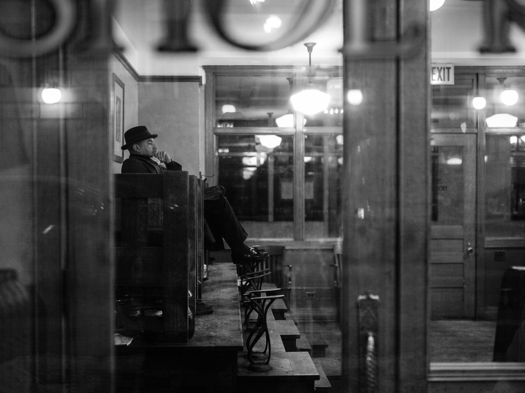Canon EF 35mm F1.4L II USM sample photo. Shoe hospital photography