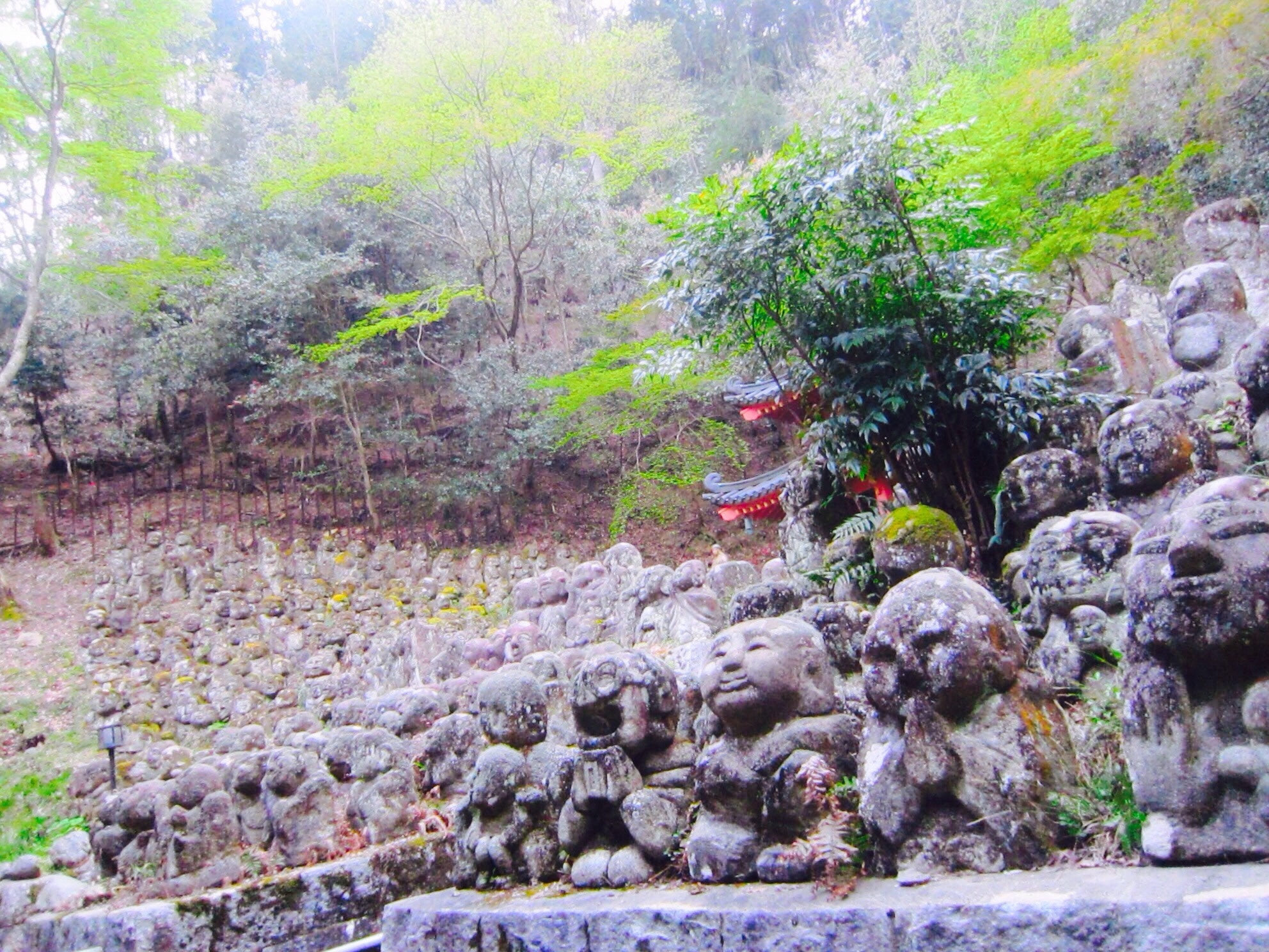 Canon PowerShot ELPH 500 HS (IXUS 310 HS / IXY 31S) sample photo. These small statues having warm smile ! photography