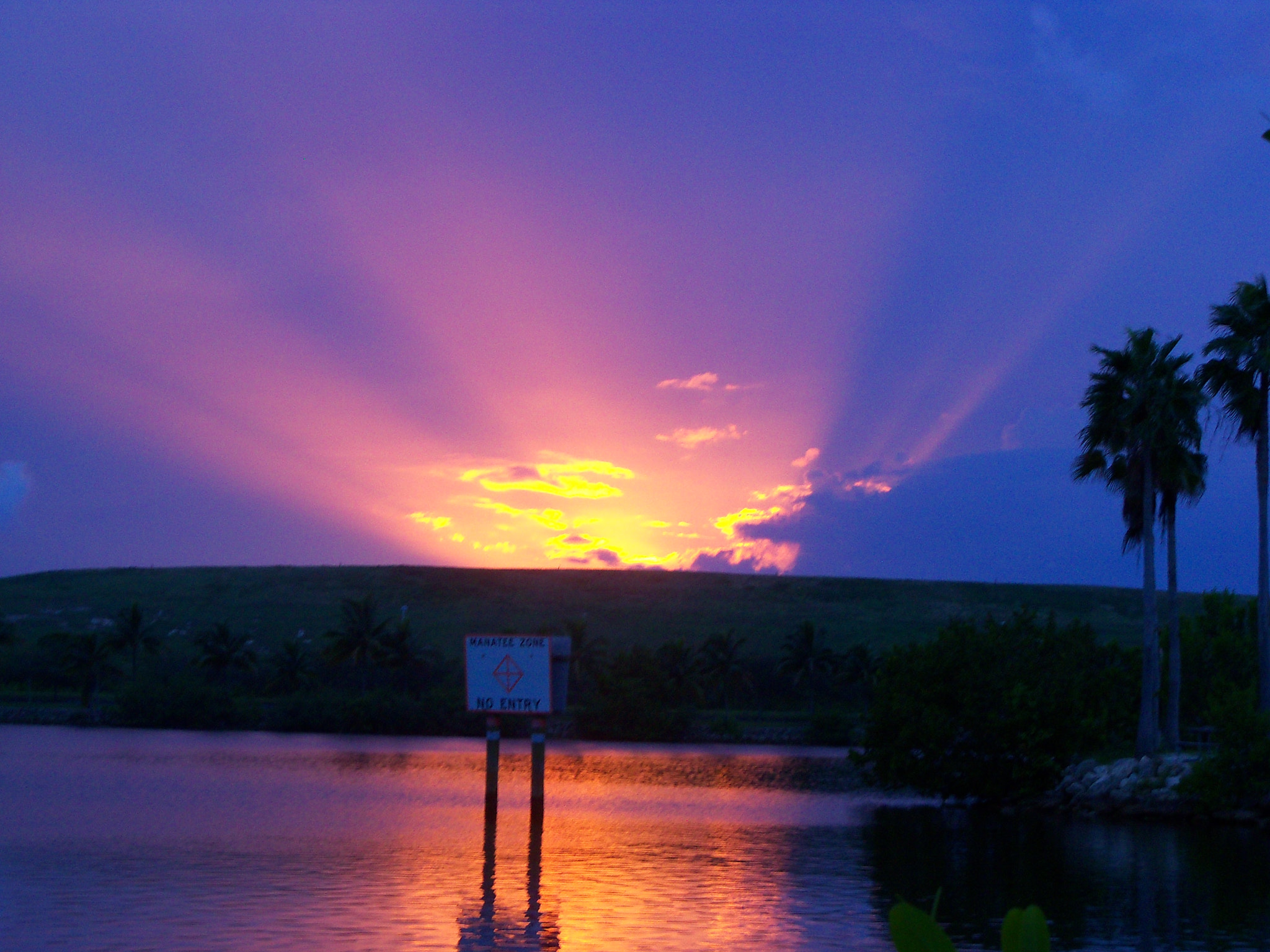 Kodak EasyShare Z915 sample photo. Rainbow sunset photography