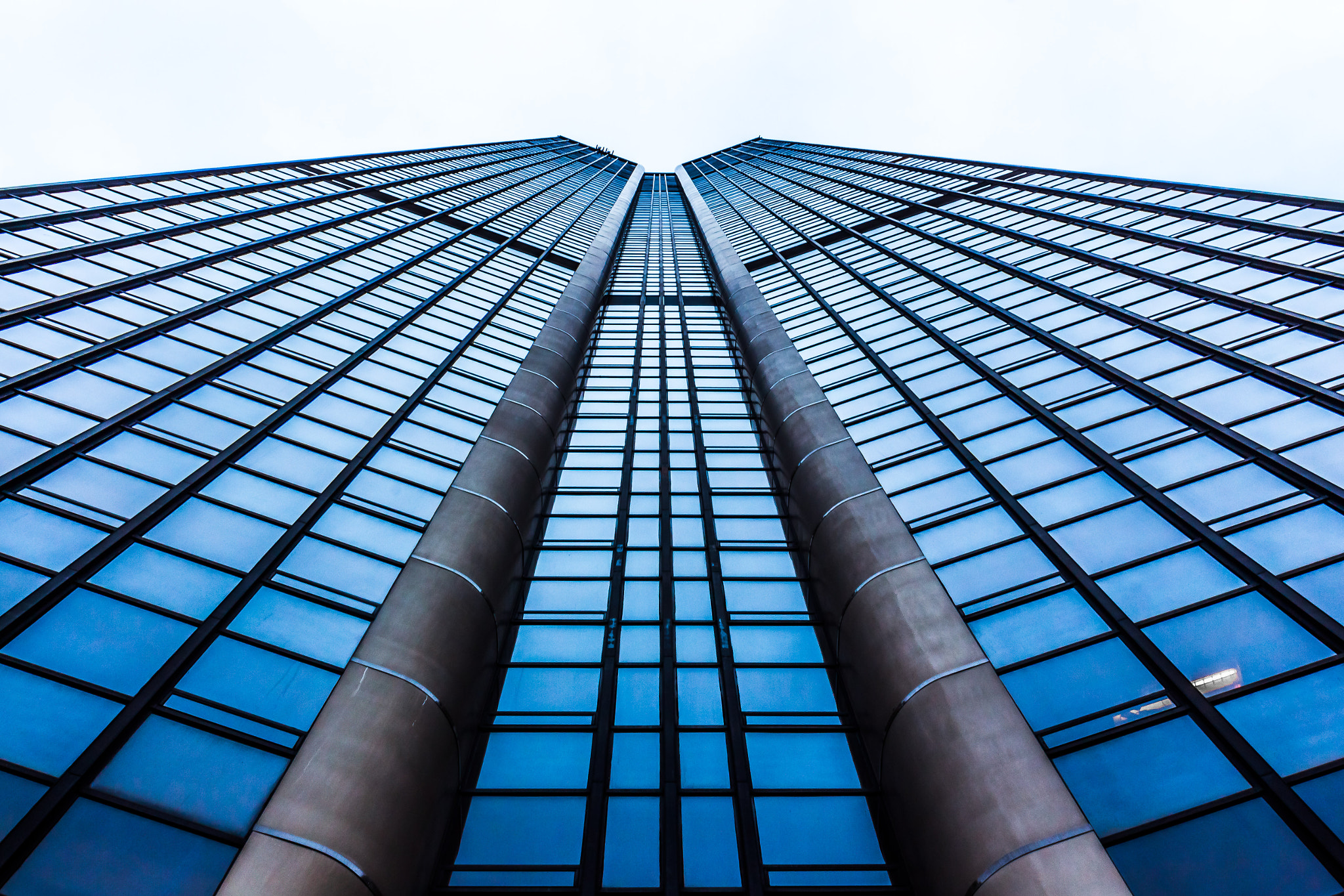 Canon EF 24-70mm F4L IS USM sample photo. Montparnasse - follow the line photography