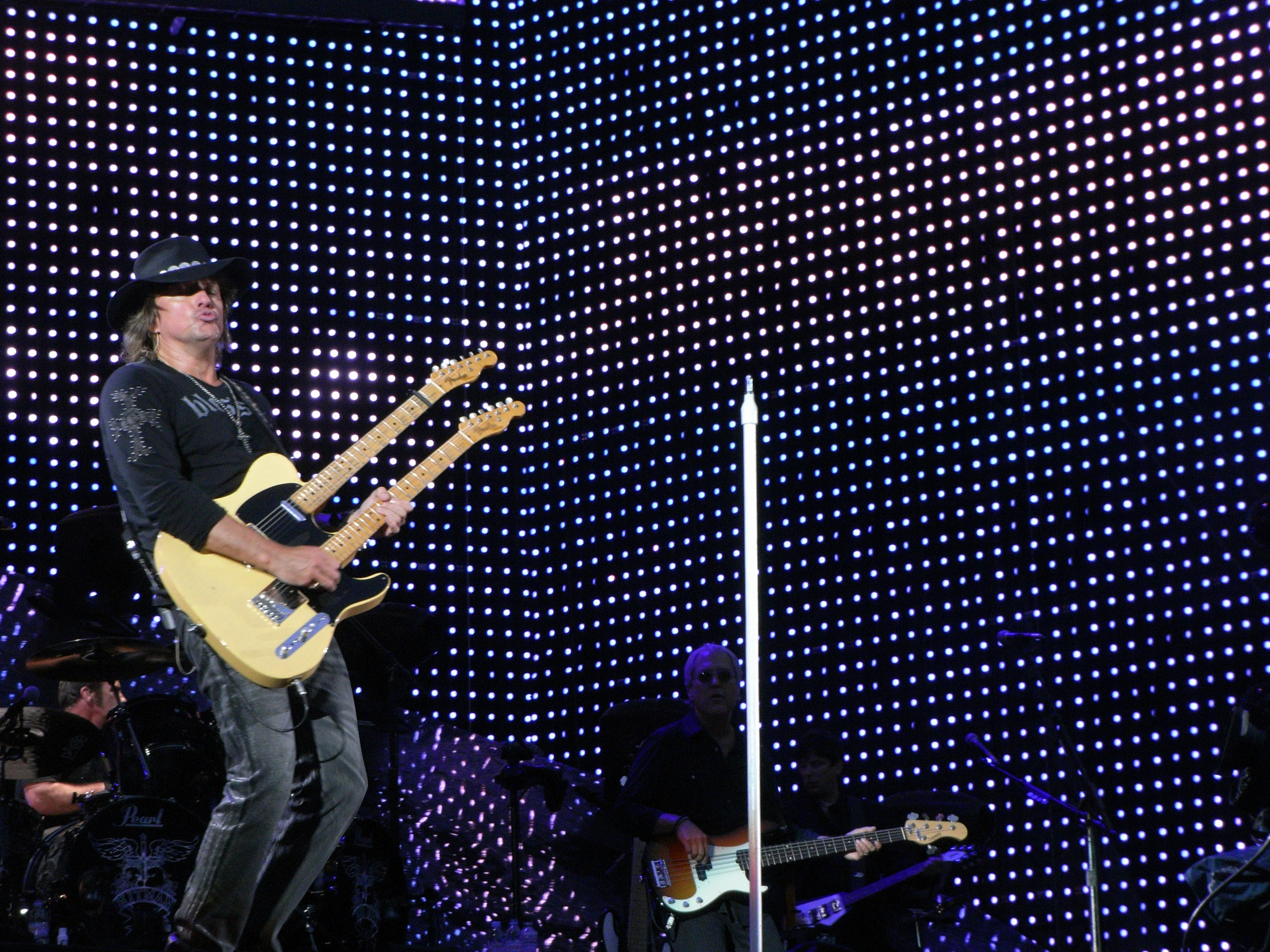 Ricoh Caplio R6 sample photo. Richie sambora coventry 2008 photography